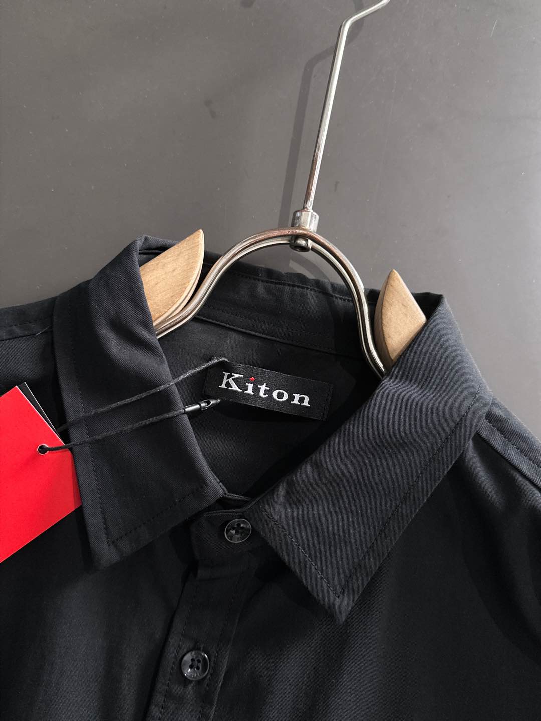 kiton男士商务休闲长袖衬衫.官方同步系列！经典型风格的时装，在面料选取和工艺方面都相当考究，极符合 