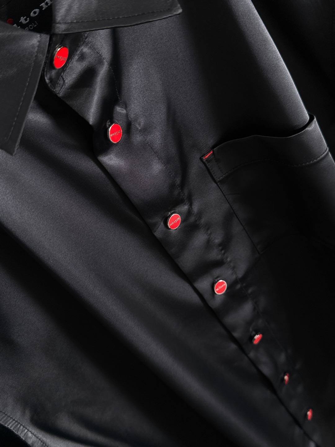 Kiton25年新款.爱上小红扣。解锁绅装新境界：衬衫的自在哲学在着装的万千选择中，有些单品宛如低调的绅