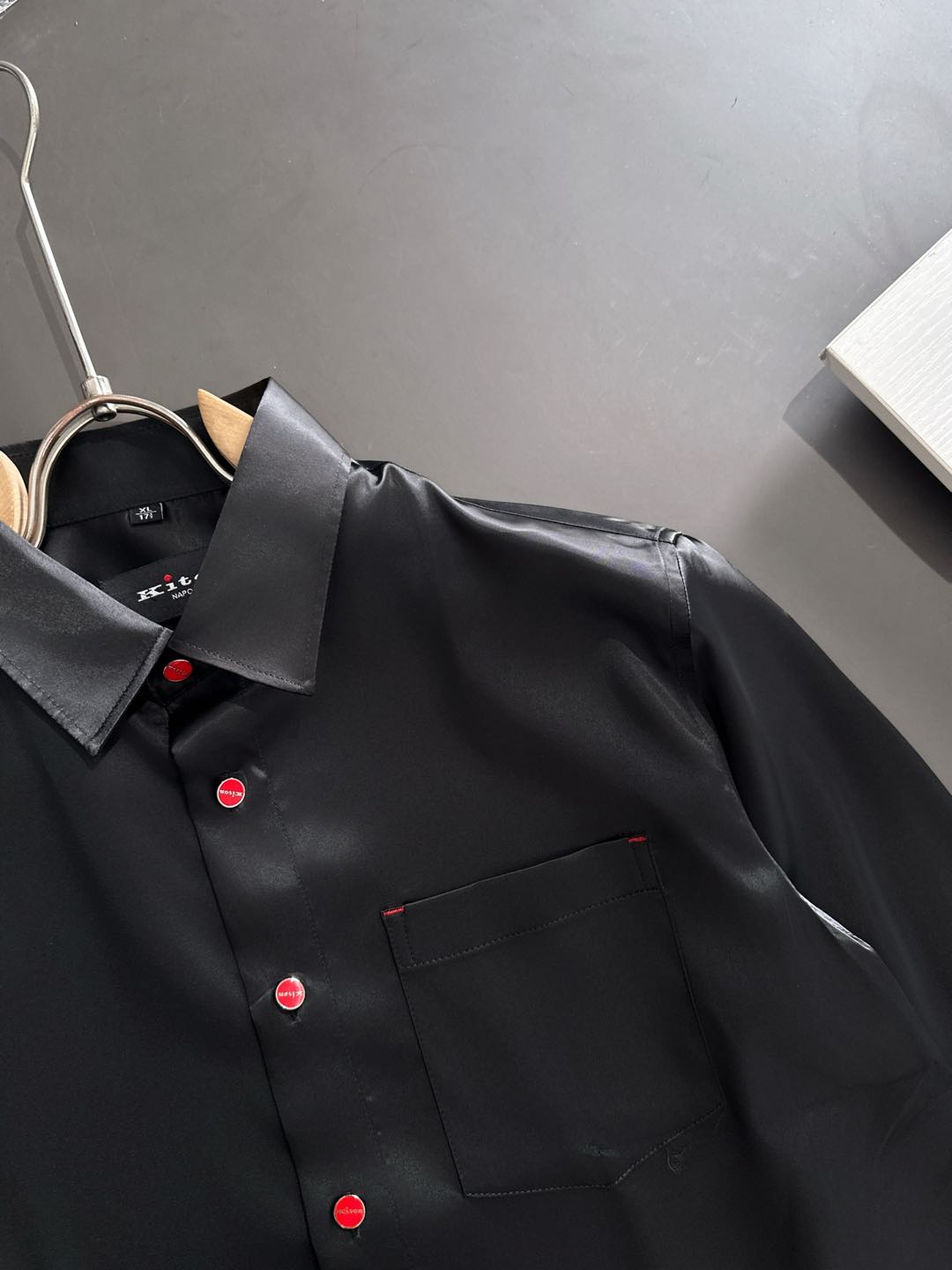 Kiton25年新款.爱上小红扣。解锁绅装新境界：衬衫的自在哲学在着装的万千选择中，有些单品宛如低调的绅