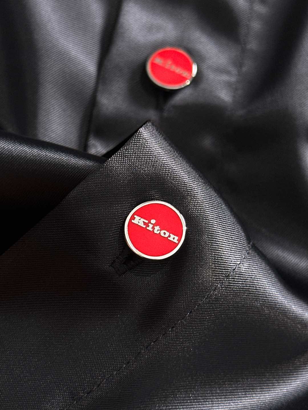 Kiton25年新款.爱上小红扣。解锁绅装新境界：衬衫的自在哲学在着装的万千选择中，有些单品宛如低调的绅