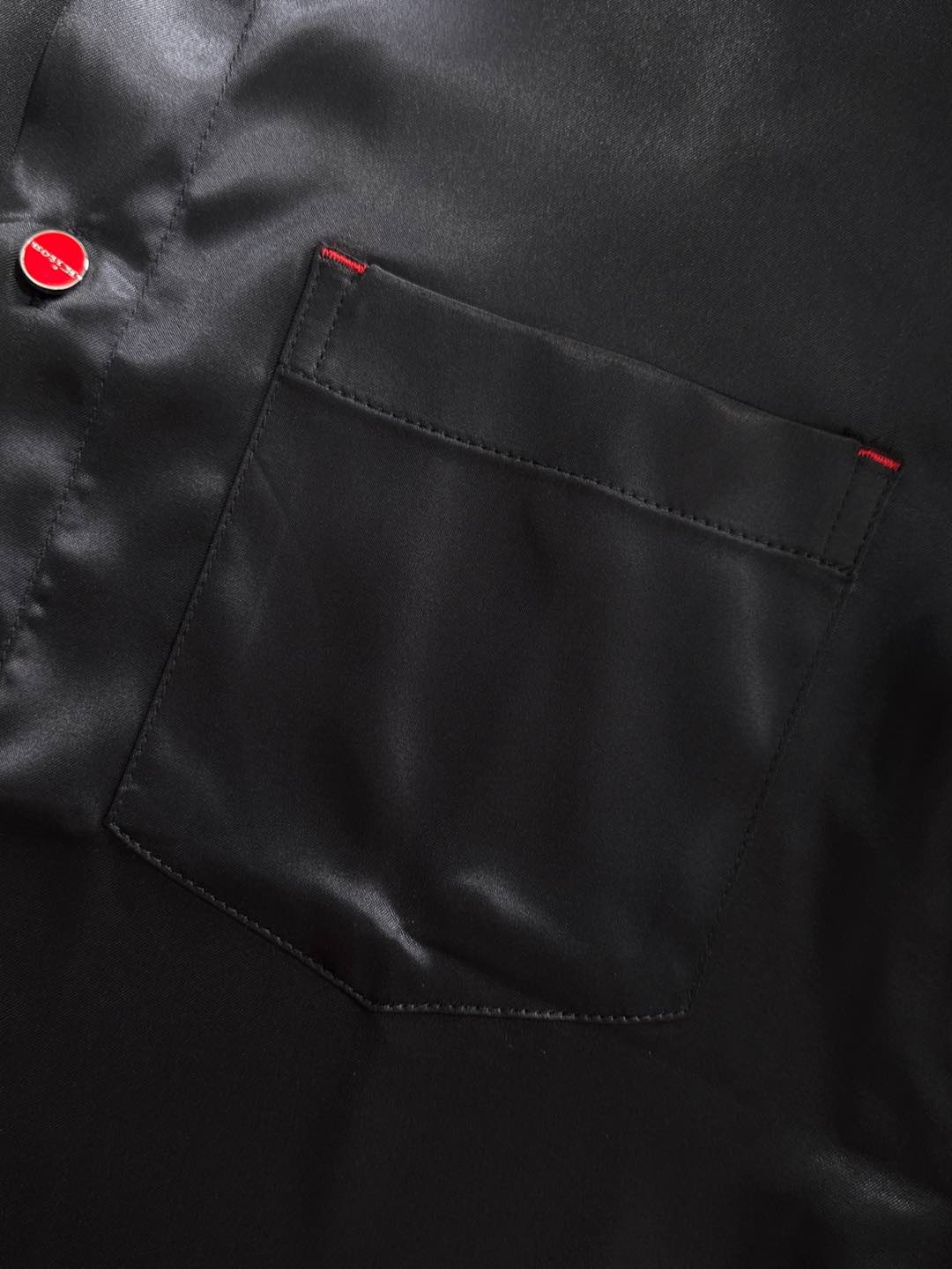 Kiton25年新款.爱上小红扣。解锁绅装新境界：衬衫的自在哲学在着装的万千选择中，有些单品宛如低调的绅