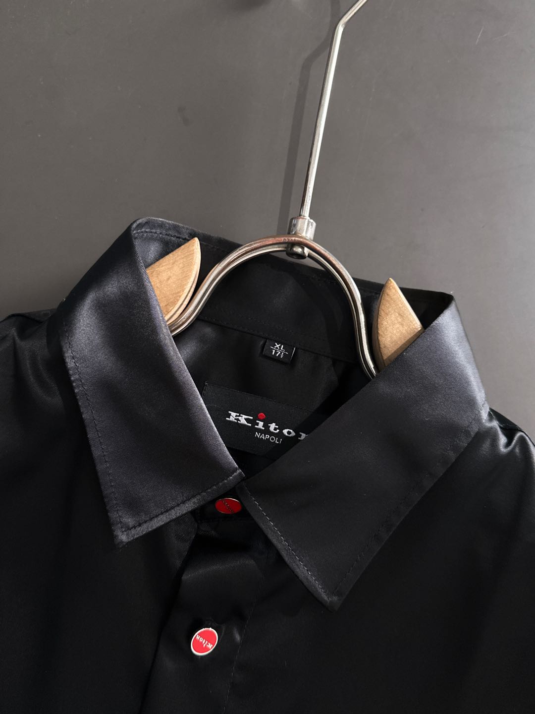 Kiton25年新款.爱上小红扣。解锁绅装新境界：衬衫的自在哲学在着装的万千选择中，有些单品宛如低调的绅