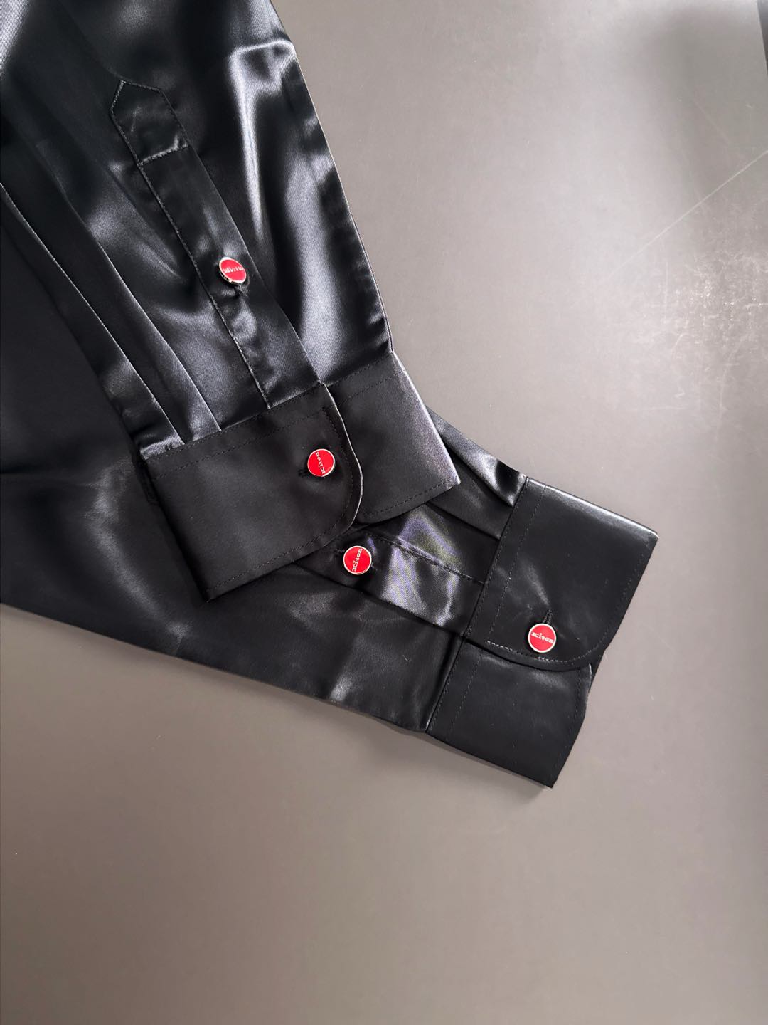 Kiton25年新款.爱上小红扣。解锁绅装新境界：衬衫的自在哲学在着装的万千选择中，有些单品宛如低调的绅