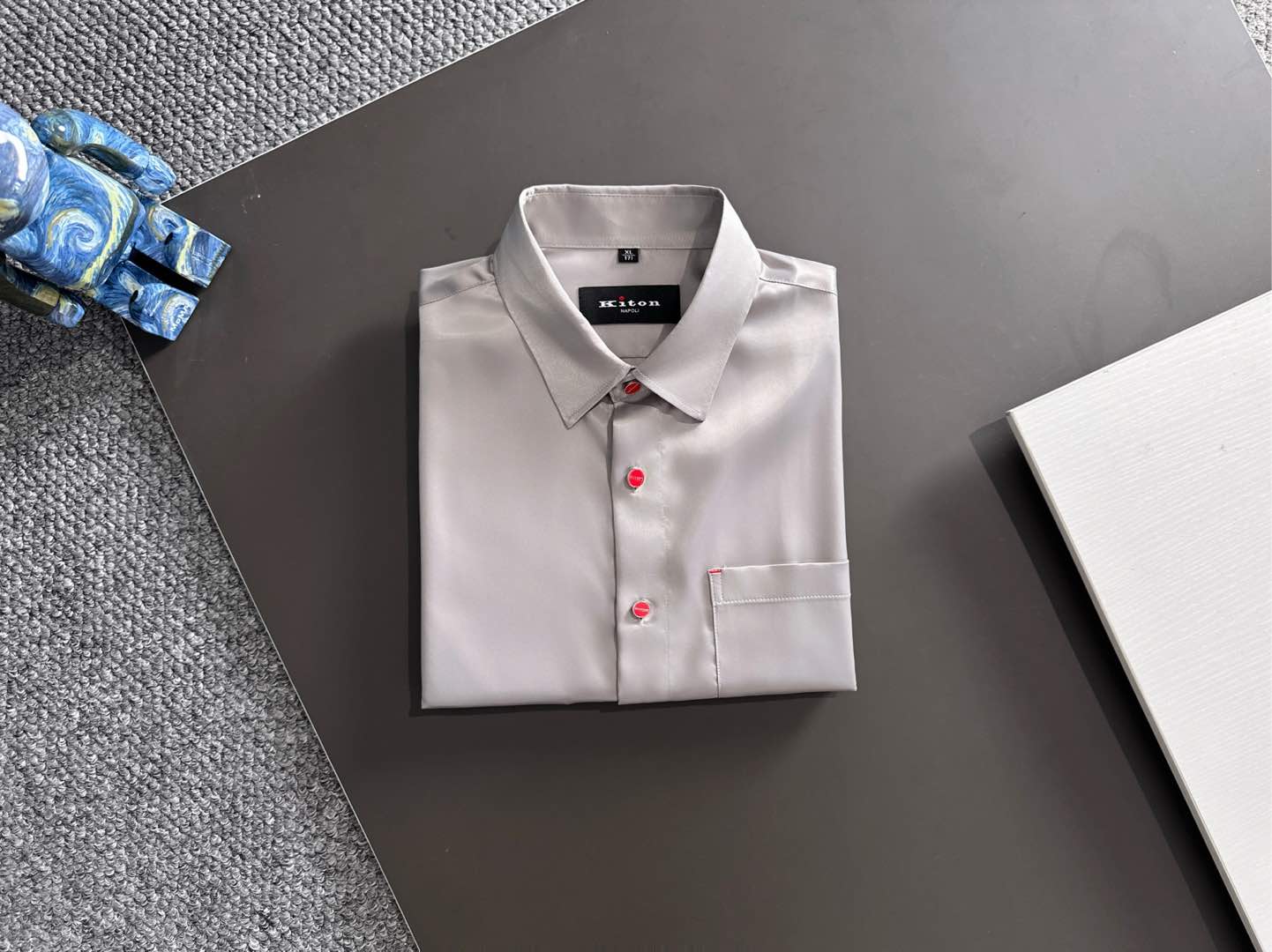 Kiton25年新款.爱上小红扣。解锁绅装新境界：衬衫的自在哲学在着装的万千选择中，有些单品宛如低调的绅