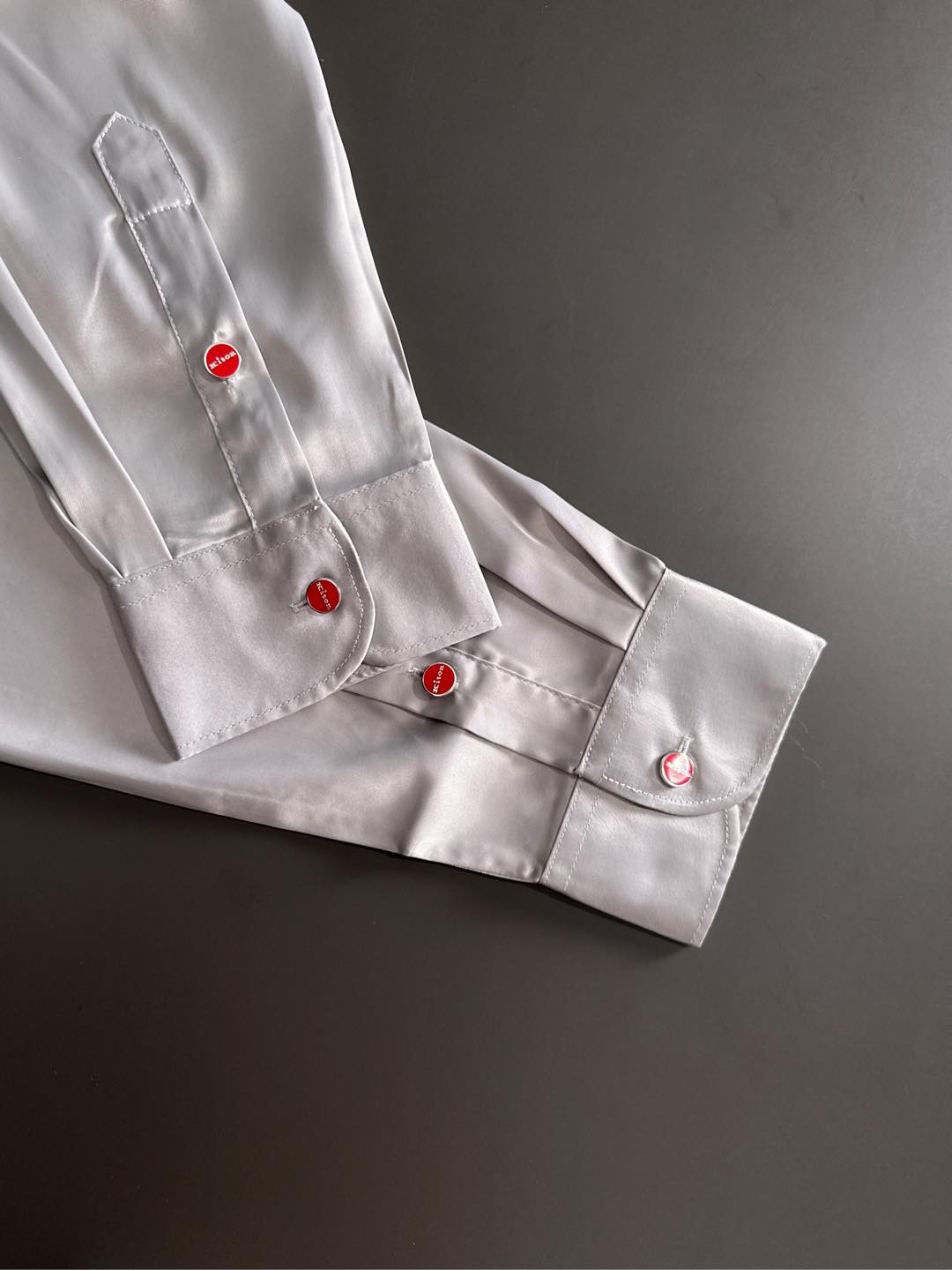 Kiton25年新款.爱上小红扣。解锁绅装新境界：衬衫的自在哲学在着装的万千选择中，有些单品宛如低调的绅