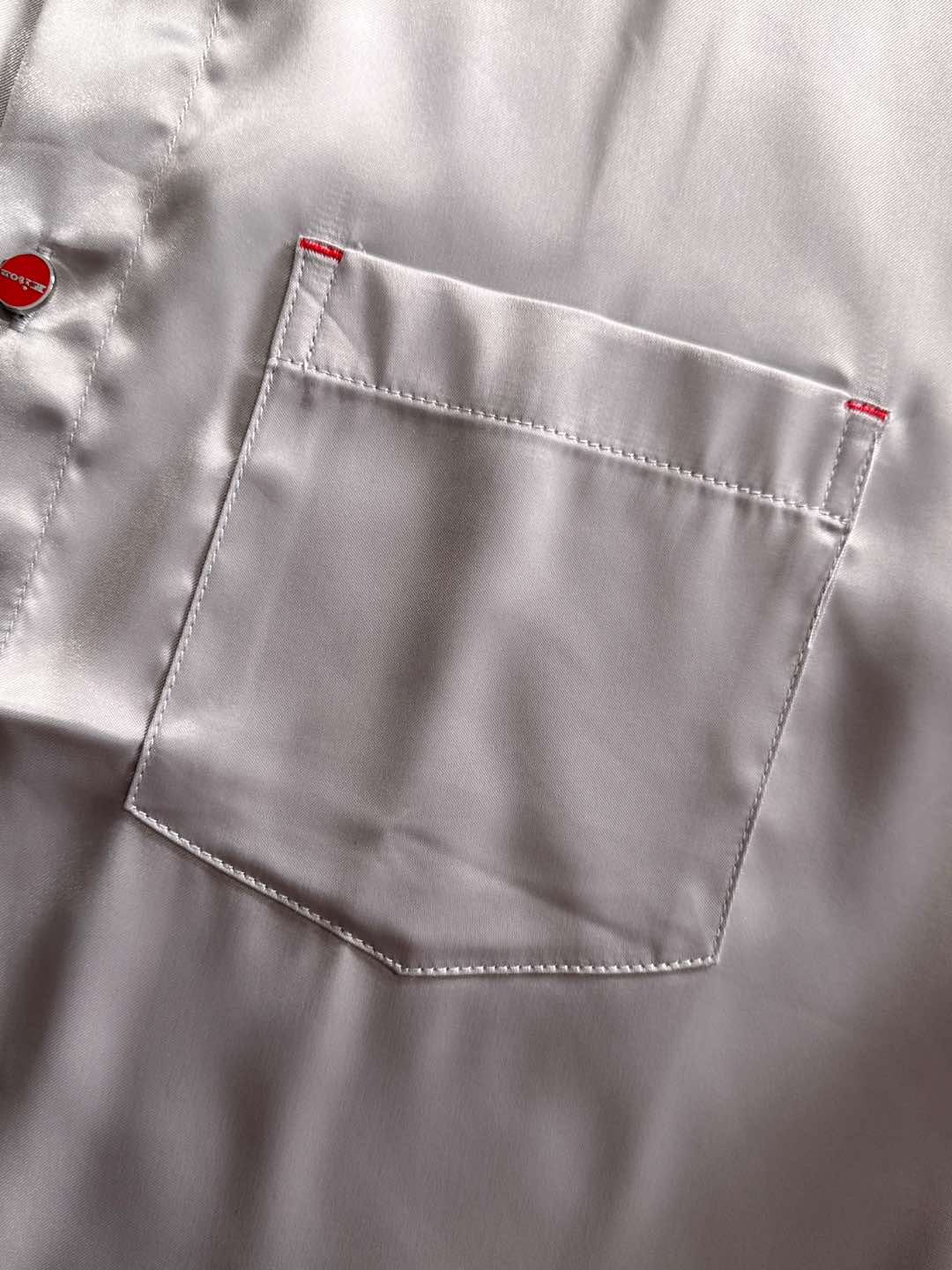 Kiton25年新款.爱上小红扣。解锁绅装新境界：衬衫的自在哲学在着装的万千选择中，有些单品宛如低调的绅