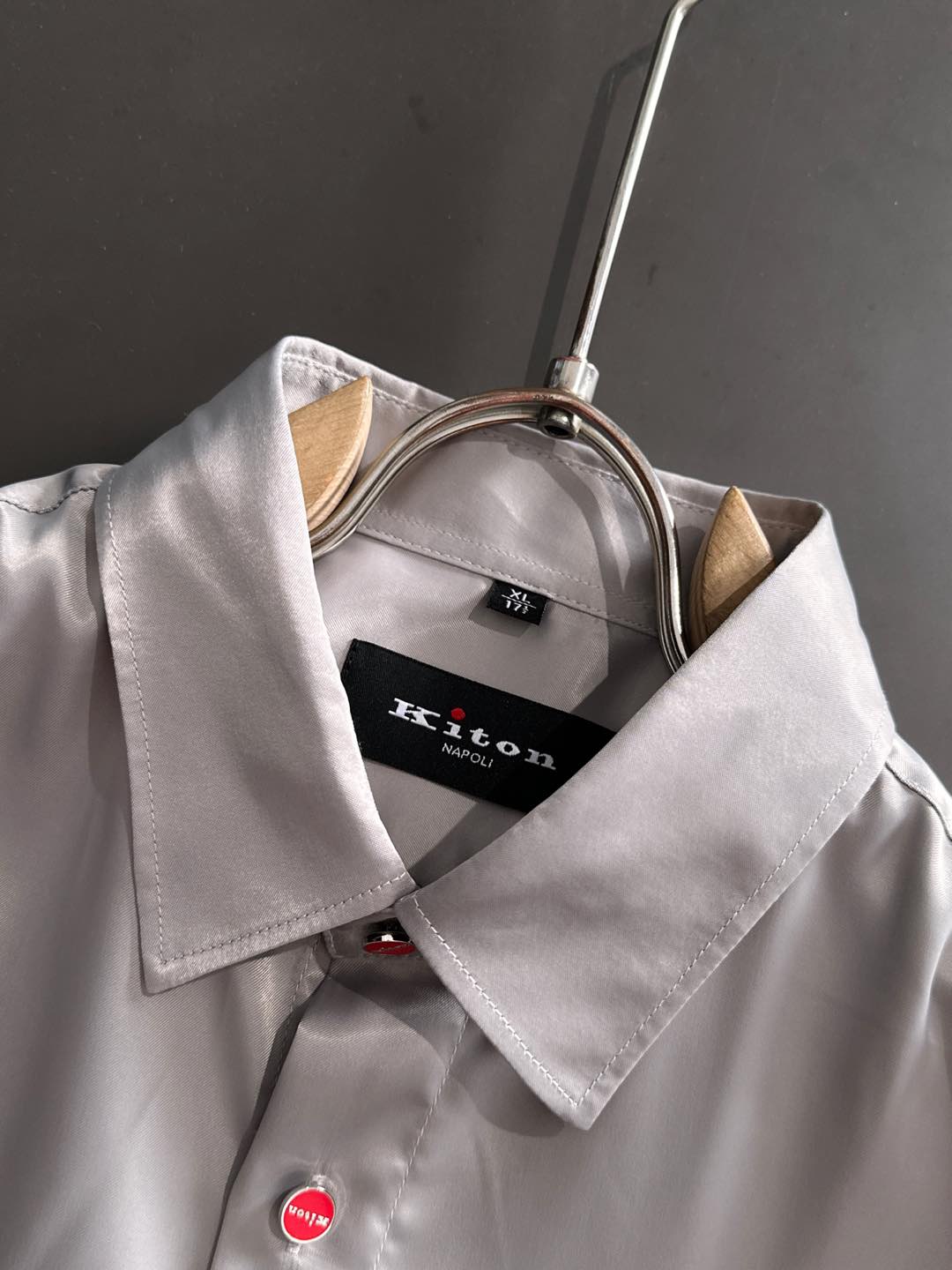 Kiton25年新款.爱上小红扣。解锁绅装新境界：衬衫的自在哲学在着装的万千选择中，有些单品宛如低调的绅