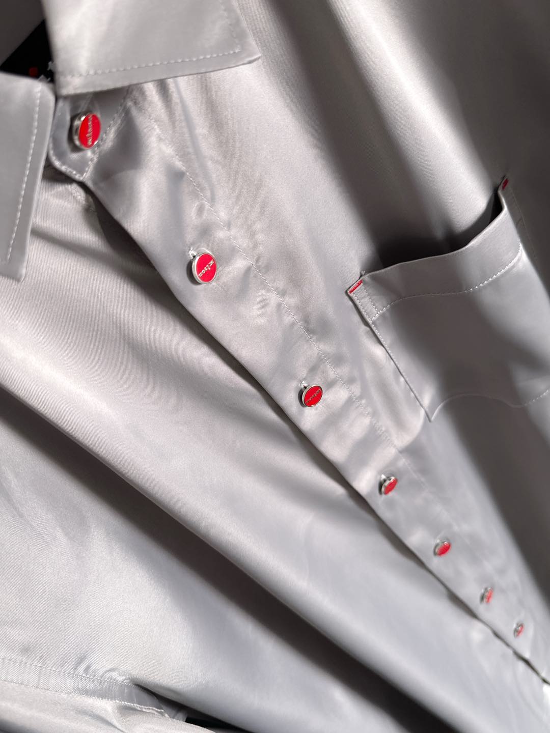 Kiton25年新款.爱上小红扣。解锁绅装新境界：衬衫的自在哲学在着装的万千选择中，有些单品宛如低调的绅