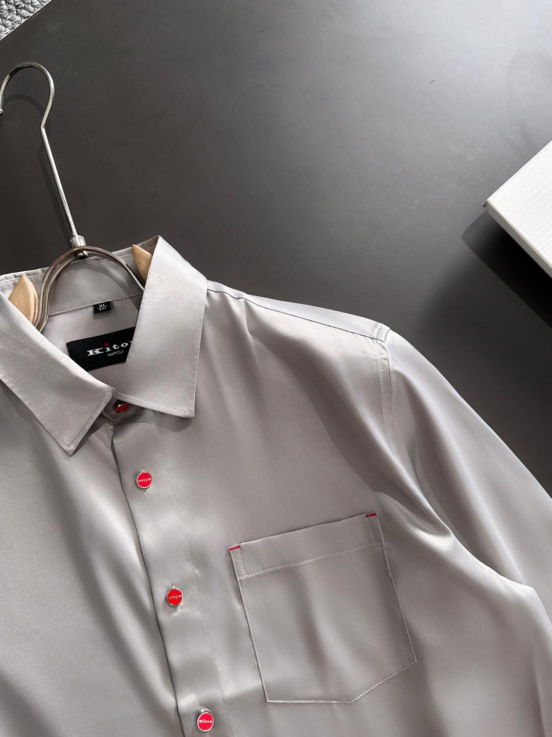 Kiton25年新款.爱上小红扣。解锁绅装新境界：衬衫的自在哲学在着装的万千选择中，有些单品宛如低调的绅