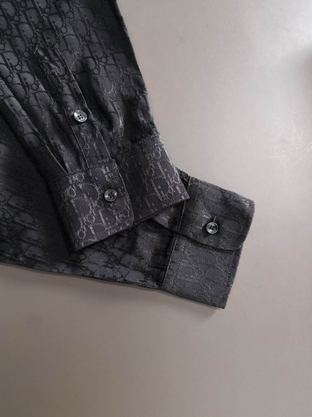 DIOR 2025新款经典提花长袖衬衫，专柜同步在售 定制面料，亲肤舒适，满身经典提花logo图案，三标