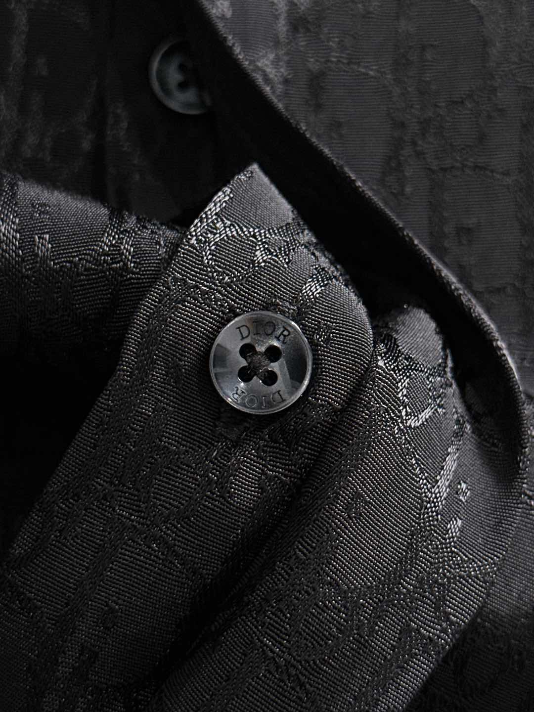 DIOR 2025新款经典提花长袖衬衫，专柜同步在售 定制面料，亲肤舒适，满身经典提花logo图案，三标