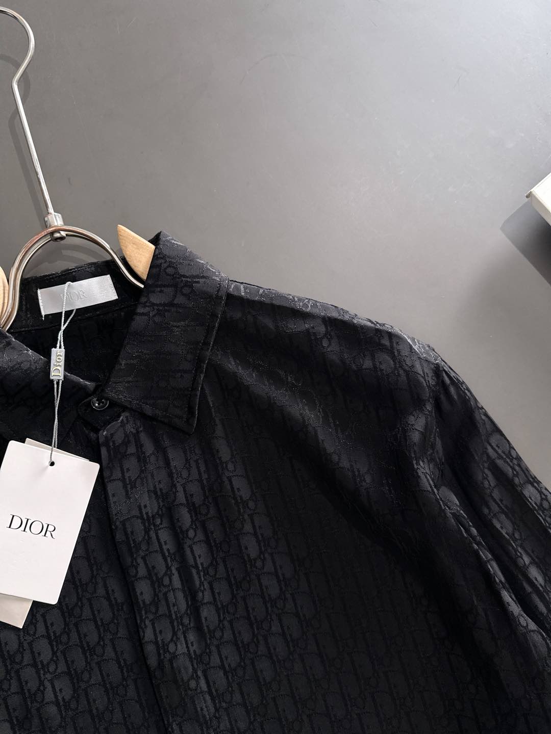 DIOR 2025新款经典提花长袖衬衫，专柜同步在售 定制面料，亲肤舒适，满身经典提花logo图案，三标