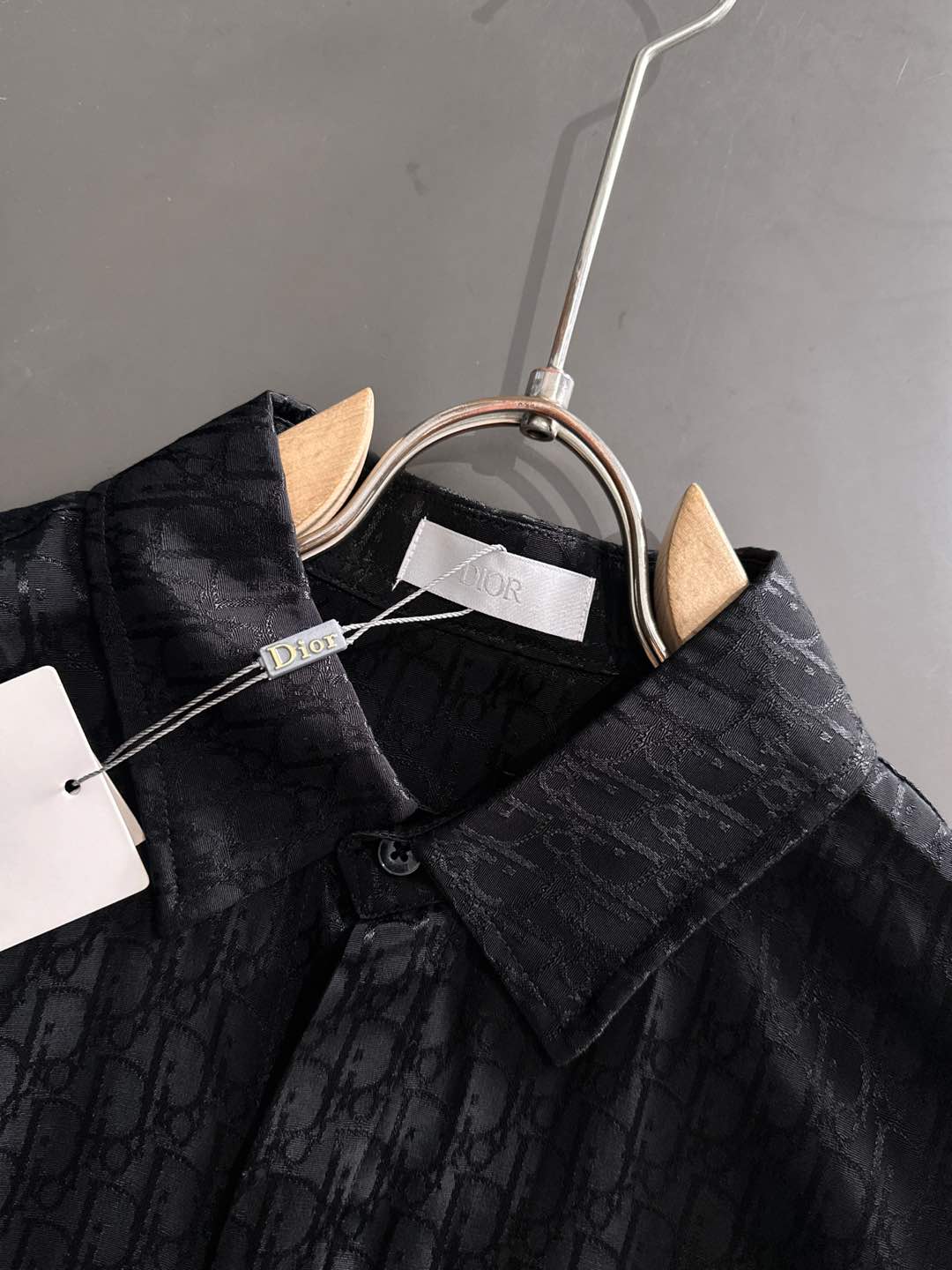 DIOR 2025新款经典提花长袖衬衫，专柜同步在售 定制面料，亲肤舒适，满身经典提花logo图案，三标