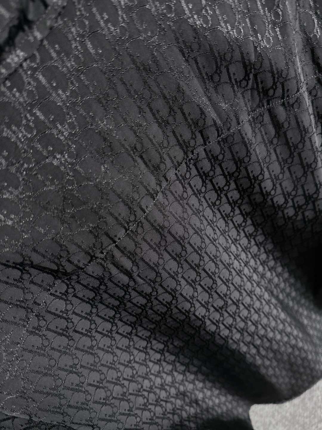 DIOR 2025新款经典提花长袖衬衫，专柜同步在售 定制面料，亲肤舒适，满身经典提花logo图案，三标