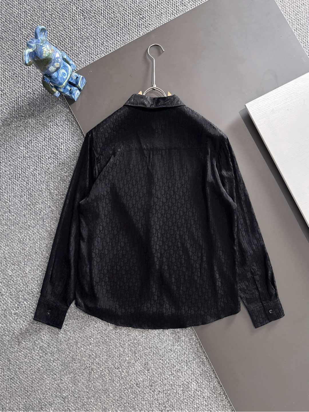 DIOR 2025新款经典提花长袖衬衫，专柜同步在售 定制面料，亲肤舒适，满身经典提花logo图案，三标