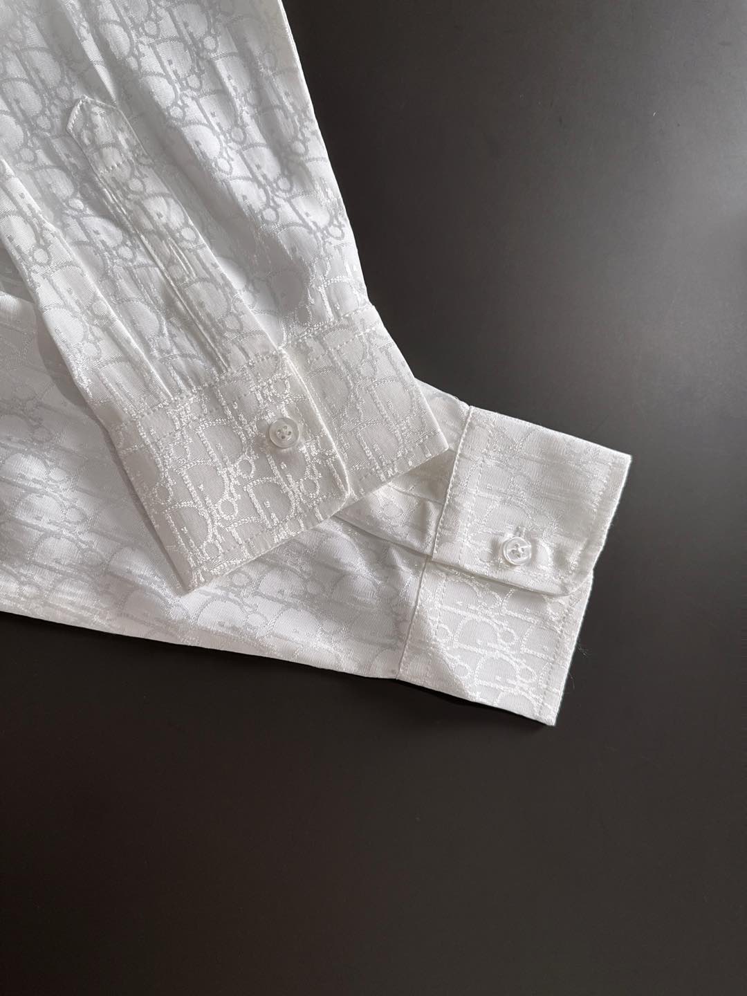 DIOR 2025新款经典提花长袖衬衫，专柜同步在售 定制面料，亲肤舒适，满身经典提花logo图案，三标