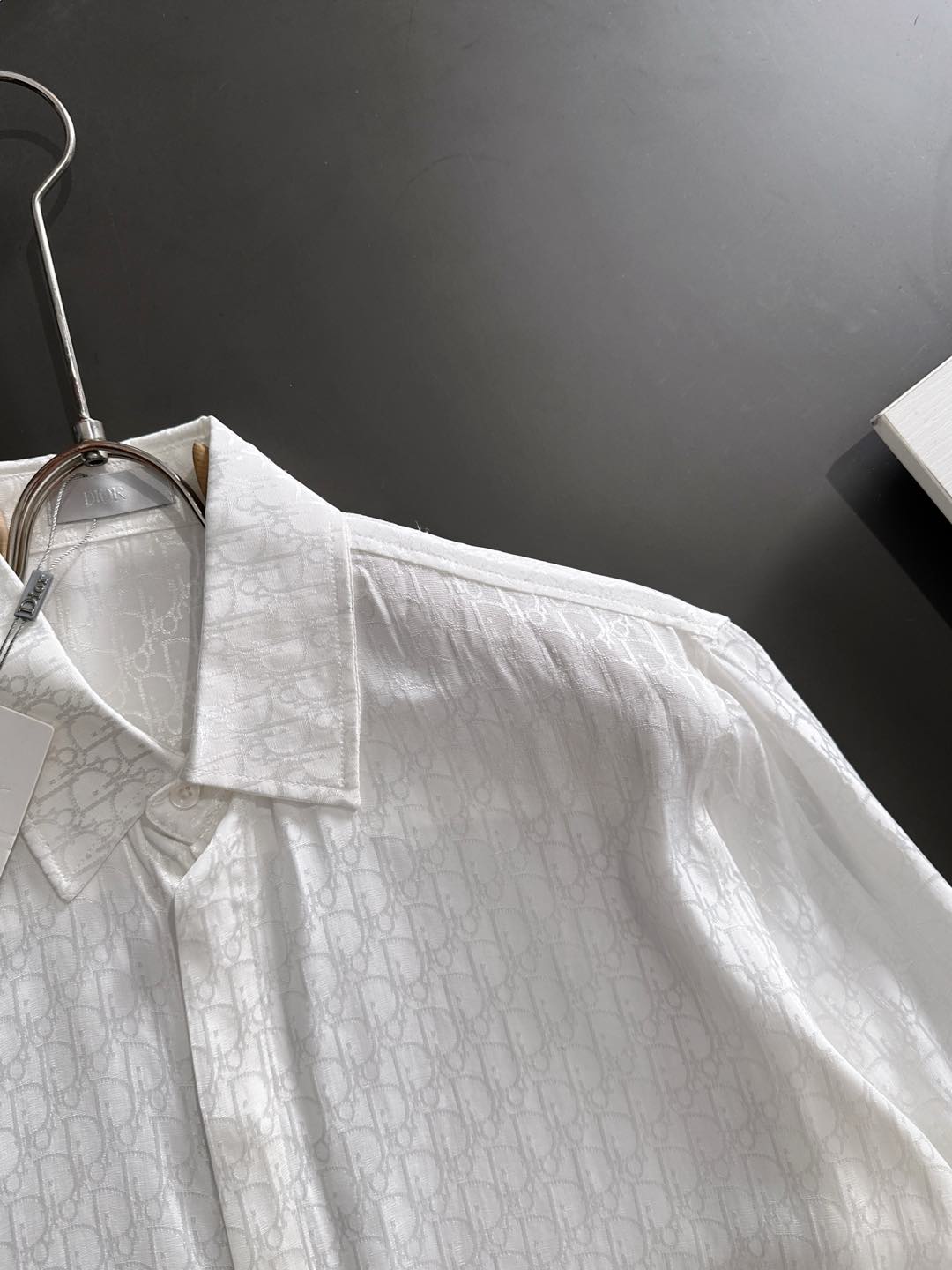 DIOR 2025新款经典提花长袖衬衫，专柜同步在售 定制面料，亲肤舒适，满身经典提花logo图案，三标