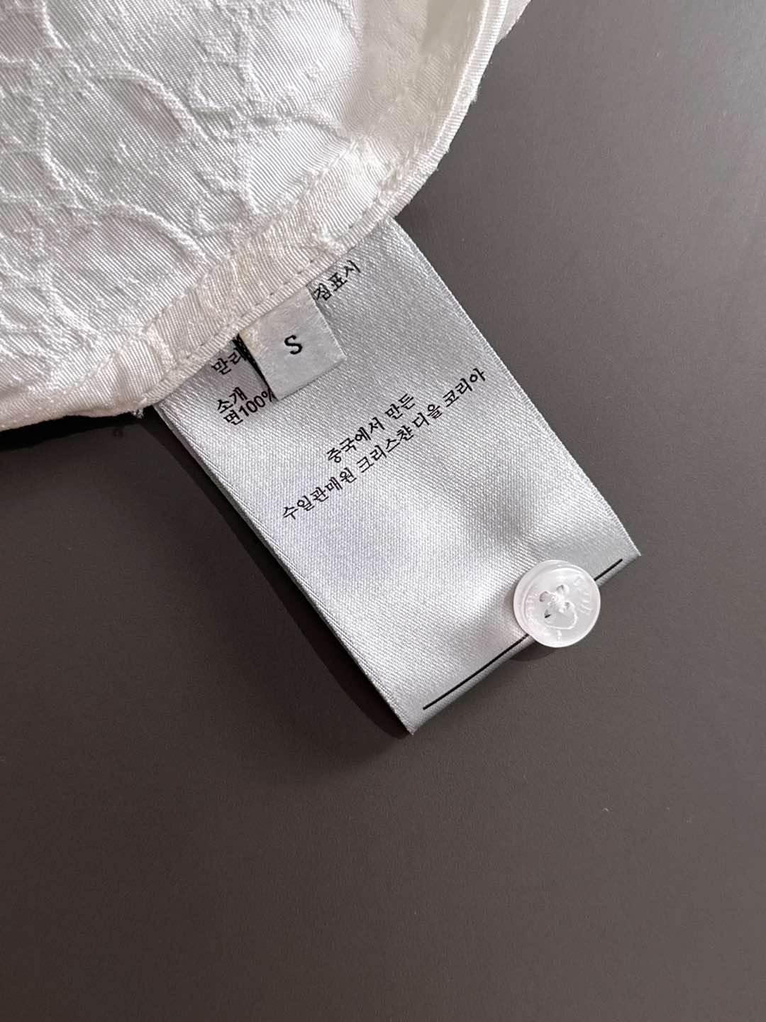 DIOR 2025新款经典提花长袖衬衫，专柜同步在售 定制面料，亲肤舒适，满身经典提花logo图案，三标