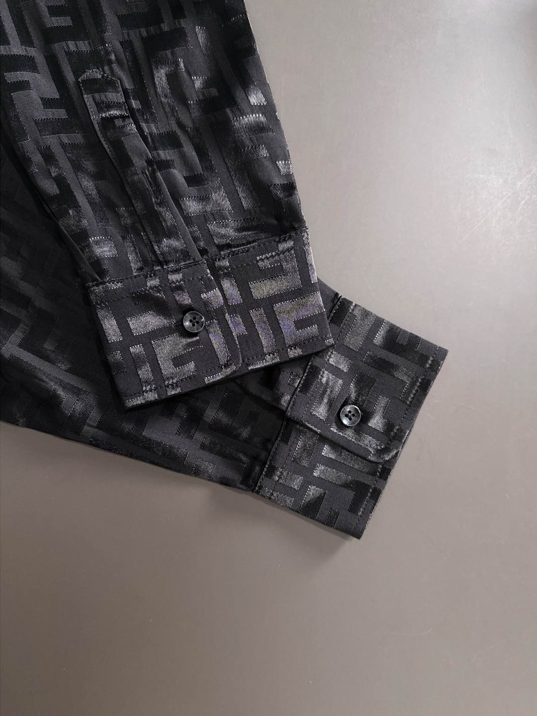 2025 FE🔥爆款来袭 经典满印双F字母提花衬衫 2精美提花Logo 高端版本，专柜定制面料 透气舒适