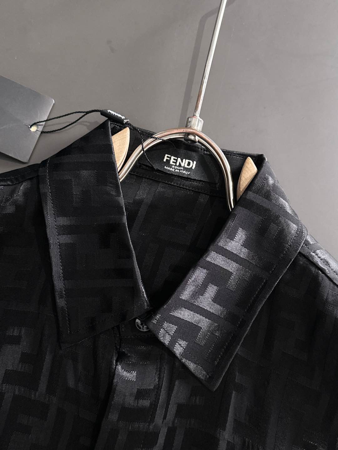 2025 FE🔥爆款来袭 经典满印双F字母提花衬衫 2精美提花Logo 高端版本，专柜定制面料 透气舒适