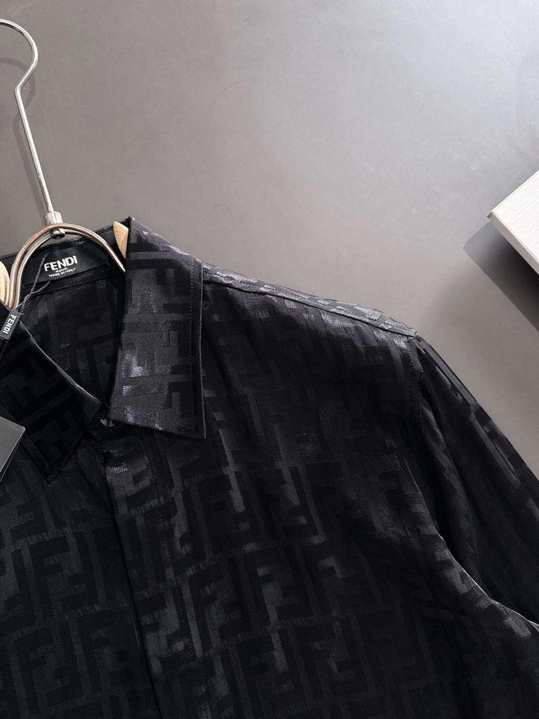 2025 FE🔥爆款来袭 经典满印双F字母提花衬衫 2精美提花Logo 高端版本，专柜定制面料 透气舒适