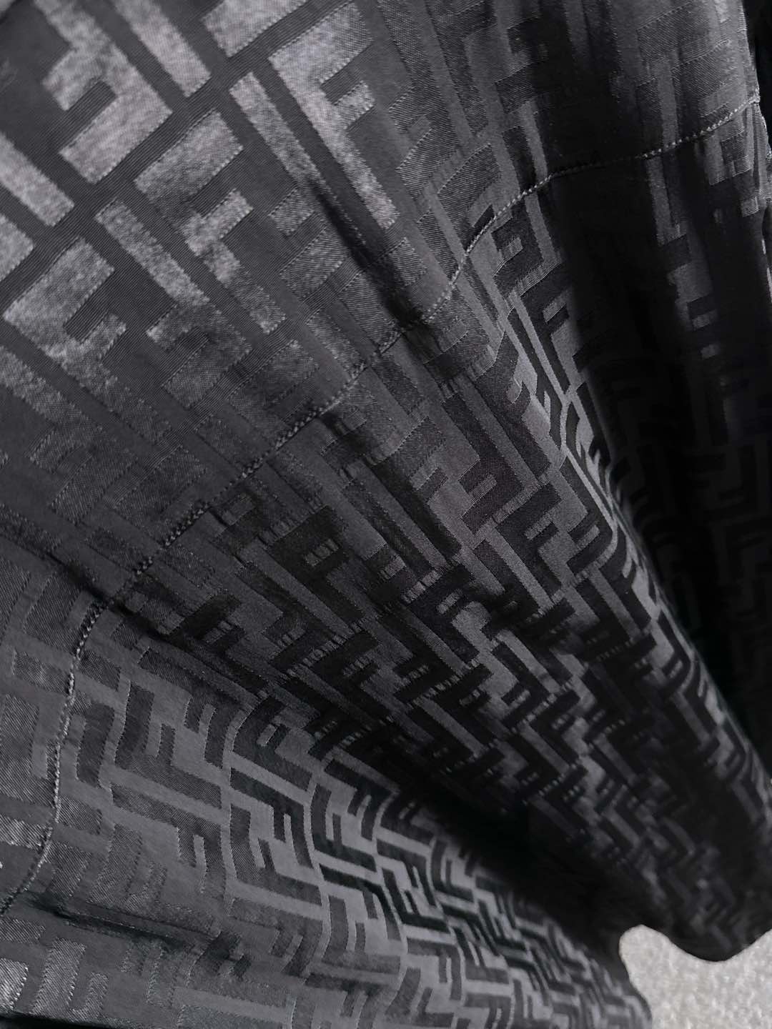 2025 FE🔥爆款来袭 经典满印双F字母提花衬衫 2精美提花Logo 高端版本，专柜定制面料 透气舒适