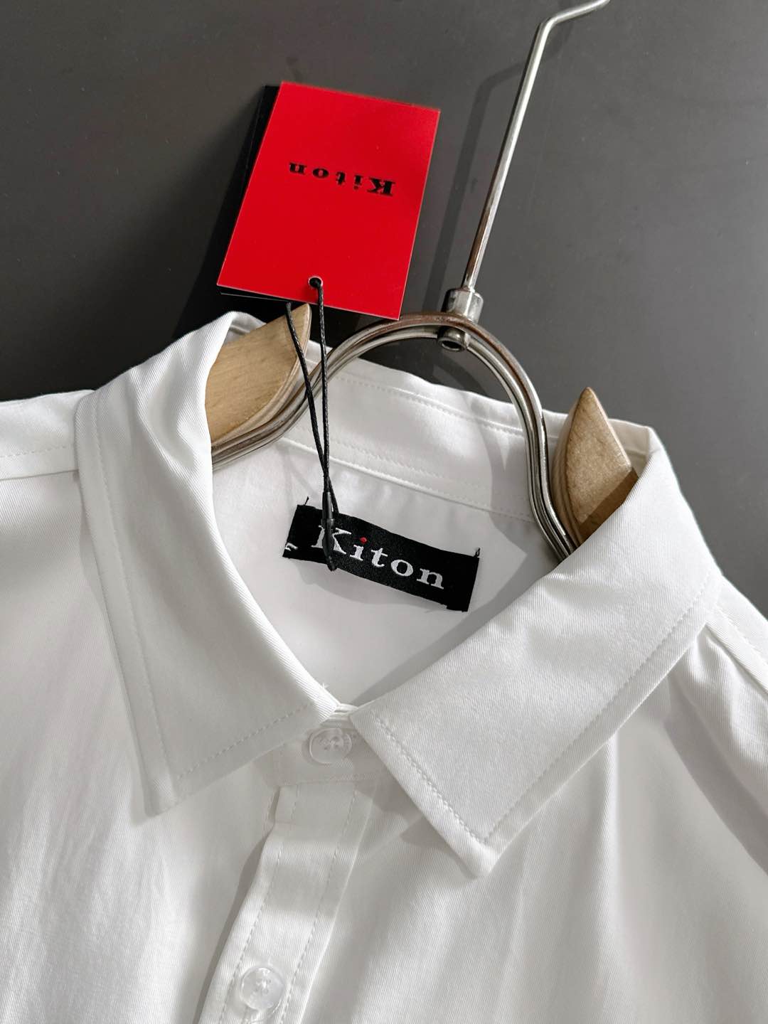 kiton男士商务休闲长袖衬衫.官方同步系列！经典型风格的时装，在面料选取和工艺方面都相当考究，极符合 