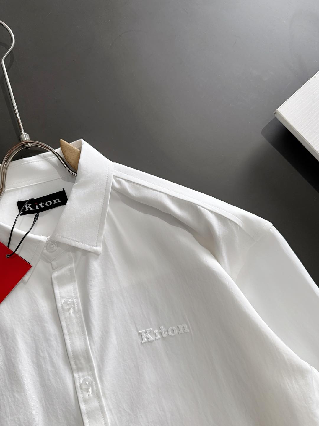 kiton男士商务休闲长袖衬衫.官方同步系列！经典型风格的时装，在面料选取和工艺方面都相当考究，极符合 