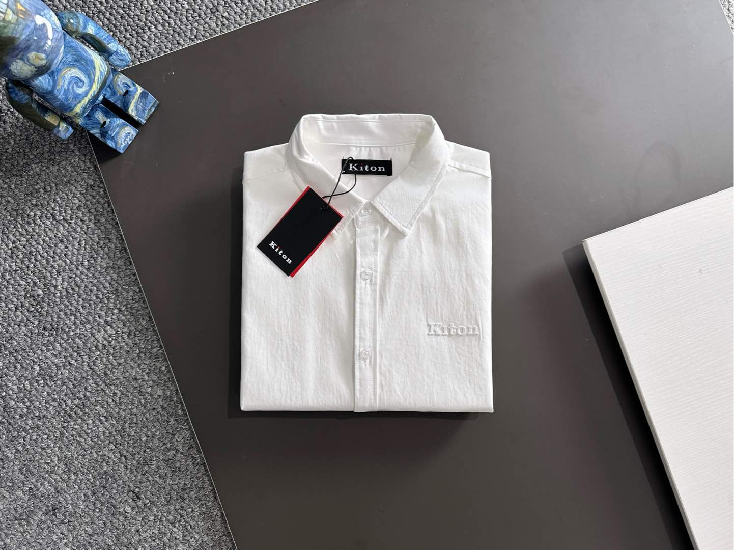 kiton男士商务休闲长袖衬衫.官方同步系列！经典型风格的时装，在面料选取和工艺方面都相当考究，极符合 