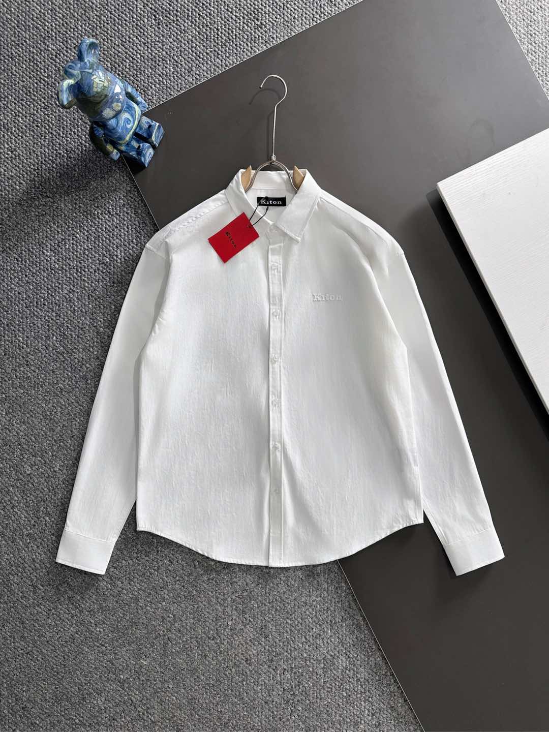 kiton男士商务休闲长袖衬衫.官方同步系列！经典型风格的时装，在面料选取和工艺方面都相当考究，极符合 