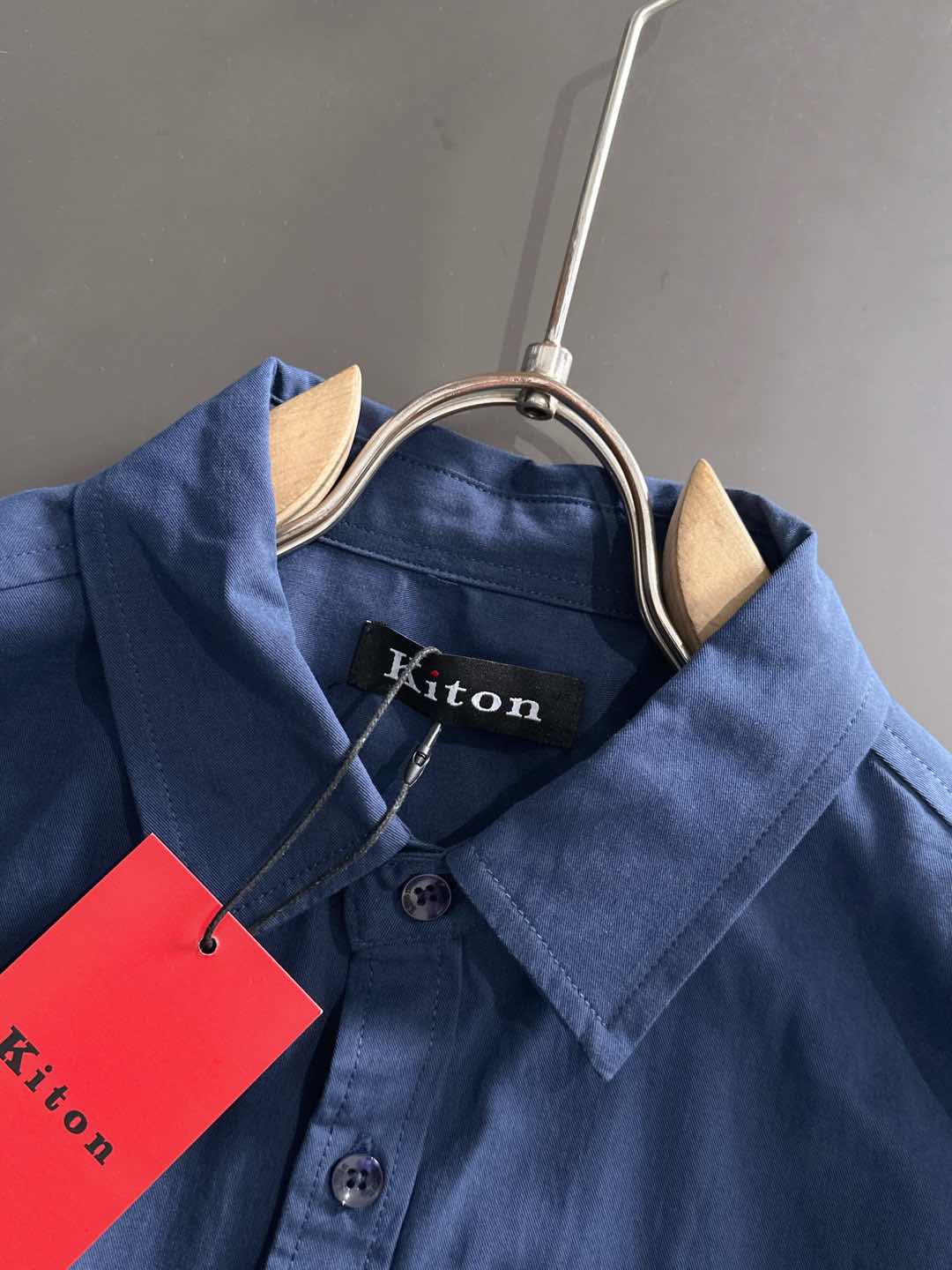 kiton男士商务休闲长袖衬衫.官方同步系列！经典型风格的时装，在面料选取和工艺方面都相当考究，极符合 