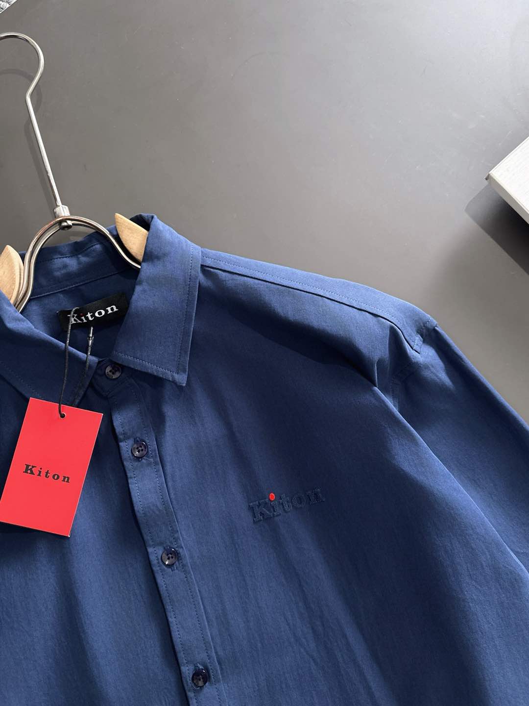 kiton男士商务休闲长袖衬衫.官方同步系列！经典型风格的时装，在面料选取和工艺方面都相当考究，极符合 