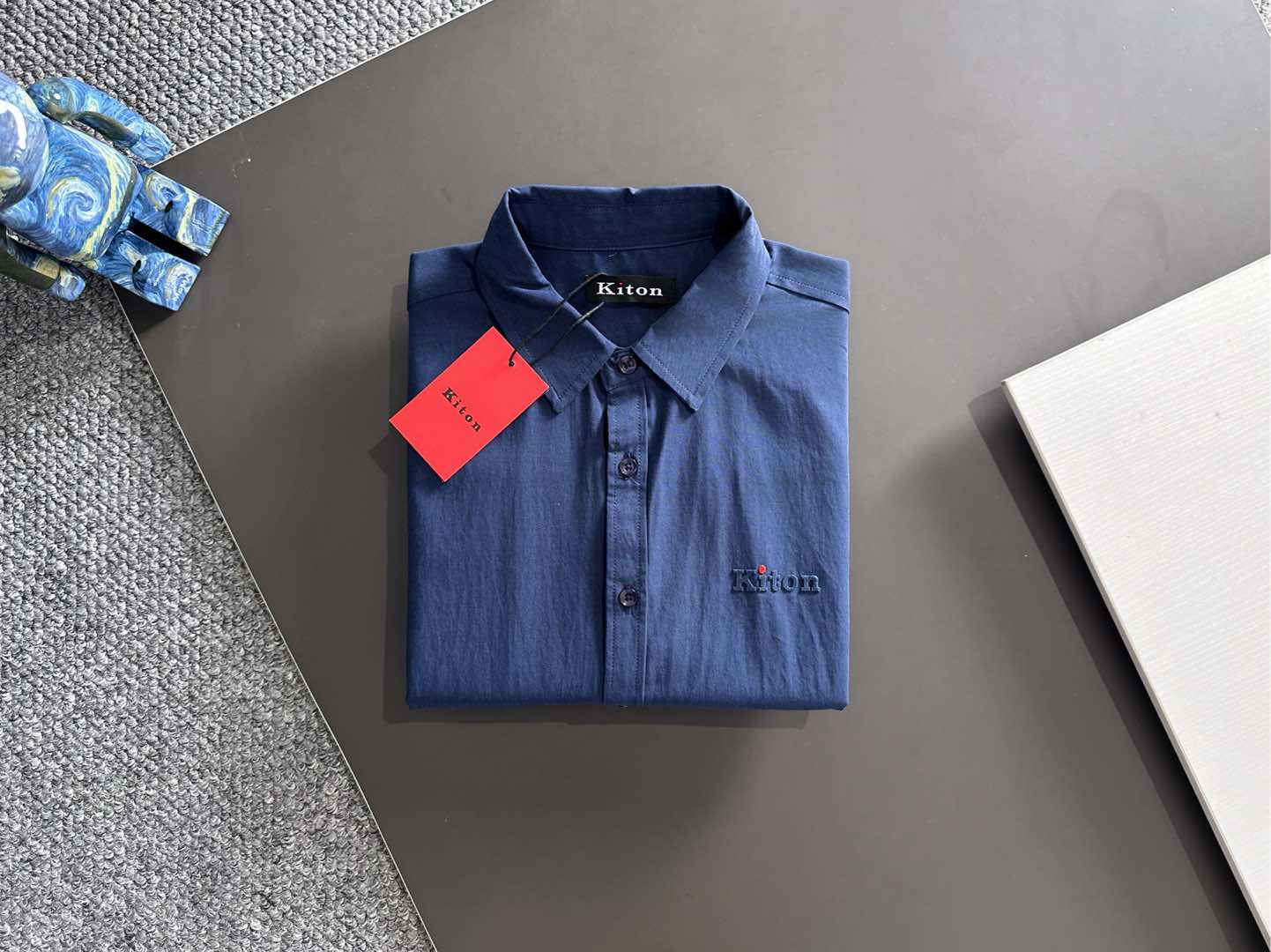 kiton男士商务休闲长袖衬衫.官方同步系列！经典型风格的时装，在面料选取和工艺方面都相当考究，极符合 