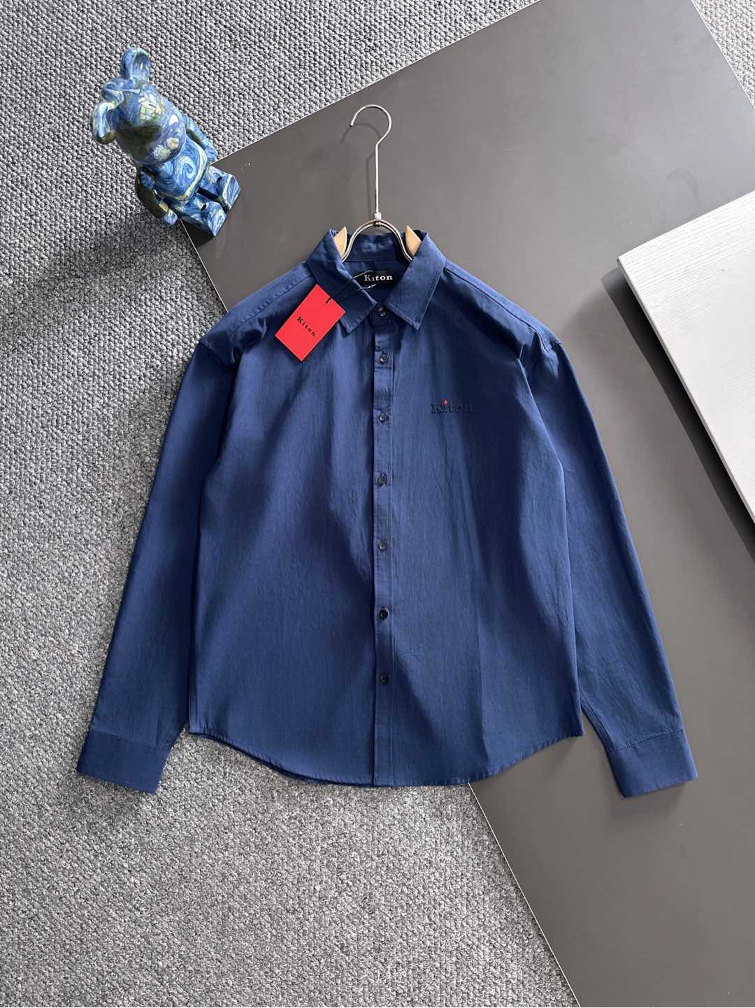 kiton男士商务休闲长袖衬衫.官方同步系列！经典型风格的时装，在面料选取和工艺方面都相当考究，极符合 