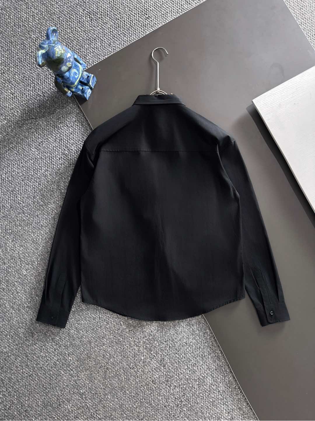 kiton男士商务休闲长袖衬衫.官方同步系列！经典型风格的时装，在面料选取和工艺方面都相当考究，极符合 