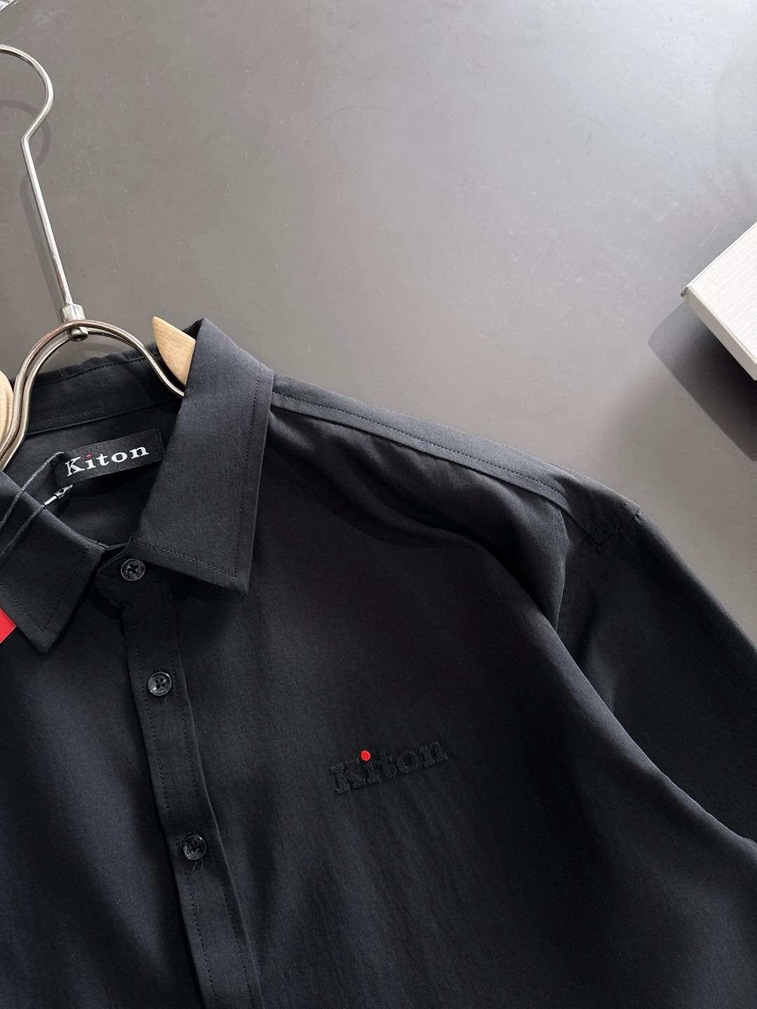 kiton男士商务休闲长袖衬衫.官方同步系列！经典型风格的时装，在面料选取和工艺方面都相当考究，极符合 