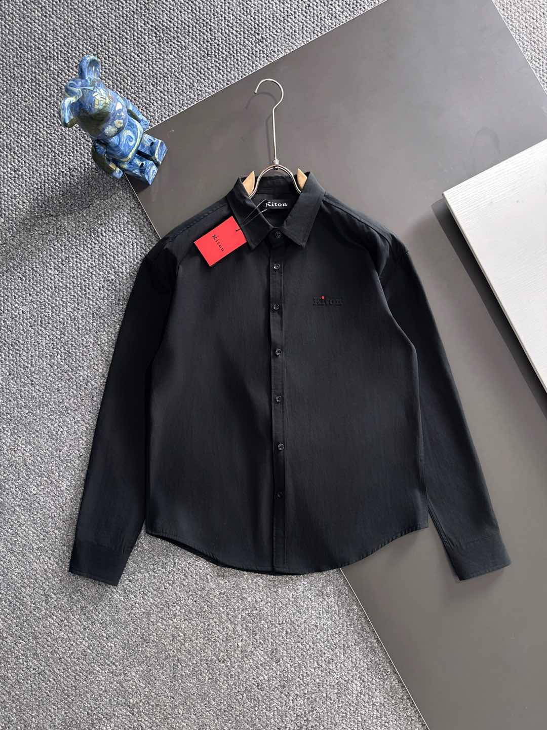 NO:528798,Kiton men's business casual long-sleeved shirt. Official synchronized series!  The classic style of fashion is very exquisite in fabric selection and craftsmanship, which is very consistent with the aesthetic tone of Kiton. It is low-key and luxurious, elegant and noble. Every detail proves the brand's own sense of luxury!  As a recognized fashion item, shirts are undoubtedly one of the most vital elements in the fashion circle. They appear very frequently, are simple and distinctive. They are a good medicine for improving vision. In terms of outfits, they are both refreshing and age-reducing and fashionable, and they are intellectual and elegant, showing their taste and temperament, with various label symbols!  The fabrics and accessories are all supplied by foreign merchants. They are heavy-duty imported Turkish cotton, and classic French styles... with elegant temperament attributes, full of high-end feel!  Invincible versatile, with extensive compatibility, the first choice for urban elite men!  S-XL, Shirts,alexander wang19860909kiton男士商务休闲长袖衬衫.官方同步系列！经典型风格的时装,在面料选取和工艺方面都相当考究,极符合 kiton美学基调,低调且奢华,优雅且高贵,每一个细节都在力证品牌自身的高级感！衬衫作为公认的时尚单品,无疑是时尚圈生命力最强的元素之一,出镜率极高,简单而个性鲜明,是改良视觉的良药,在穿搭方面即清爽减龄又自带时髦感,即知性儒雅又彰显品位气质,有着各种标签符号！面料和辅料皆为外商客供,重磅土耳其进口棉,经典法式领款..自带儒雅气质属性,高级感十足！无敌的百搭,兼容性广泛,都市精英男士首选！ 码数S-XL,,shirts,alexander wang,Men's clothing