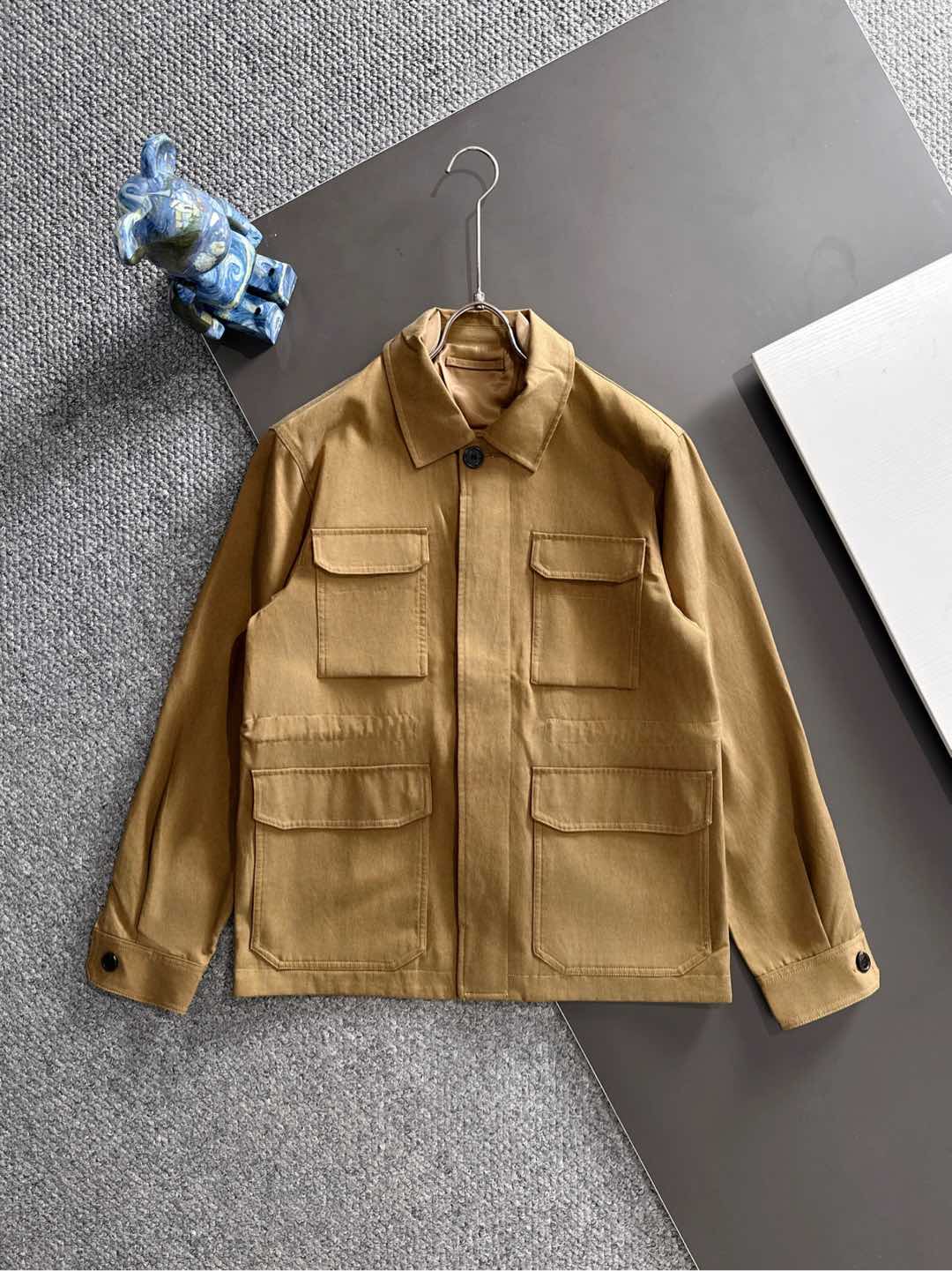 NO:528780,Luxury classic!  Brioni Tencel Cotton Blender Multi-Pocket Lapel Waist Drawstring Shirt-style Hunting Jacket Jacket!  A style that never ends can be worn all the time, always classic and timeless. A hunting jacket that reveals elegance and practical work style can be worn on any occasion. A man who can wear it will never be just a face. The focus of this style is fabric and style!  The use of Tennis blended cotton has both the cotton-like feeling and the luster and high-end feeling of Tennis. The plain double-layer weaving process has a solid fabric surface and a slight waterproof performance. Secondly, in our control of color, the fabric is fixed and dyed, and the color achieved by repeated adjustments. This color is very unique. It can be worn with formal clothes, suitable for business and socializing, and also suitable for work clothes. Become a simple and fashionable street person. Secondly, the control of the style, the appropriate slightly loose silhouette is not more than, which is very consistent with the current pursuit of comfort and aesthetics. The overall upper body of the clothes is very broad and stylish!  Article number 246769490 Online price control platform shall not be less than 699 Fabric composition 60 day wire 40 cotton Lining 52 polyester fiber 48 viscose fiber fitting color tea brown green Size M-3XL,,jackets & coats,jackets & coats,shirts,alexander wang19860909重奢经典！Brioni天丝纯棉混纺多口袋翻领腰部抽绳衬衫式猎装夹克外套！永不落幕的款式 可以一直穿,一直经典,不过时 一件野性之中透露优雅兼具实用工装类型的猎装式夹克外套 可以搭配任何场合,会穿的男人,永远不止于一副面孔 这个款的重点是面料和版型！ 采用天丝混纺棉,既有棉的棉感,又有天丝的光泽和高级感 平纹的双层梭织工艺,布面结实,有轻微的防水性能 其次我们对颜色的把控上,面料是定织定染的,反复调整才达到的这个色泽 这个颜色很独特,可以搭配正装穿着适合商务应酬,也适合搭配工装类型穿着 成为街头简单潮人 其次是版型的把控,适量的微宽松廓形,不多于,很符合当下对舒适已经审美的追求 衣服上身整体很挺阔有型！ 货号246769490 控价线上公开平台不得低于699 面料成分60天丝40棉 里料52聚酯纤维48粘纤 版型合身 颜色茶褐绿 尺码M-3XL,,jackets & coats,jackets & coats,shirts,alexander wang,Men's clothing