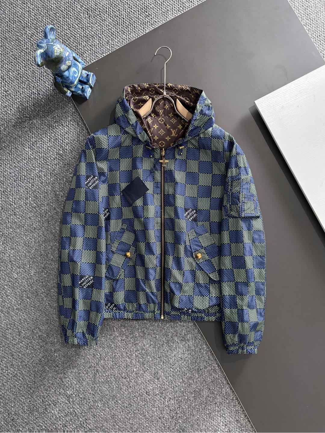 NO:528783,(Double-sided windbreaker jacket) L family men's fashion style lightweight double-sided jacquard jacket, Hong Kong foreign business channel goods, high-end tasting products, official cabinet main promotion display, 25-year early spring new product, star-grade hot product!  The overall design style has a strong Philippine label. Creative Director Pharrell Williams has injected new elements into the office. The body uses the collection logo Marque L. Vuitton Déposée and classic chessboard pattern elements, perfectly mixed and shaped, with a distinctive recognition, a profound fashion charm, and also a soul-like display!  The overall shape is designed with a double-sided combination. On the one hand, it uses classic checkerboard elements, a very recognizable woven pattern, a strong retro and fashionable tone, and on the other hand, it is an iconic signature presbyterian element. Both pattern designs highlight the brand identity and are a soul-like embellishment!  The model dominated by fabrics and craftsmanship, Japan Toray customized high-tech functional fabrics, which have excellent wind and waterproof properties, can effectively block wind and rain. After special processing, it has excellent wrinkle resistance and wear resistance, and at the same time it has excellent breathability. The texture is extremely delicate and slightly smooth, and there is no doubt about comfort!  The details are exquisite and exquisite, and the auxiliary materials are exclusively customized. The unique bronze zipper is very important. The fashionable hooded design is full of upper body shapes and is a jacket that easily highlights temperament and tastes. The fashionable styling design provides strong shaping. It is both urban business commuting and leisure, and can easily control various body shapes, which meet the needs of the transition season!  Size S-XL, louis vuitton, jackets & coats, jackets & coats, hats, alexander wang19860909（双面风衣夹克）L家族男士时装款轻便双面提花夹克外套,香港洋行渠道货,高端品鉴级产物,官柜主推展示,25年早春新品,明星级爆款！ 整体的设计风格有着强烈的菲董标签,创意总监Pharrell Williams的上任注入了全新的元素,衣身运用了典藏标识Marque L. Vuitton Déposée及经典棋盘格图案元素,完美混搭融合塑造,辨识度颇为鲜明,颇具深厚的时装韵味,同时亦属于灵魂式的彰显！ 整体采用造型采用双面组合设计,一面运用了经典棋盘格元素,非常具有辨识度的色织图案,颇浓浓的复古时髦腔调,一面为标志性招牌老花元素,两面图案设计皆彰显了品牌身份,属于灵魂式的点缀！ 以面料和工艺为主导的款,日本东丽公司订制高科技功能性面料,具备卓越的防风防水属性,能够有效阻挡风雨侵袭,经过特殊工艺处理,有着优良的抗皱性和耐磨性,同时又兼具优越的透气性,质感极为细腻略带光滑,舒适性方面毋庸置疑！ 细节精湛考究,辅料皆为专属定制,个性十足的古铜拉链非常加分,时尚连帽的设计,上身型款十足,极易凸显气质品味的一款夹克,时髦造型设计提供了极强的塑造性,都市商务通勤与休闲兼备,轻松驾驭各种身型,符合穿搭符合过渡季的需求单品！ 尺码S-XL,,louis vuitton,jackets & coats,jackets & coats,hats,alexander wang,Men's clothing