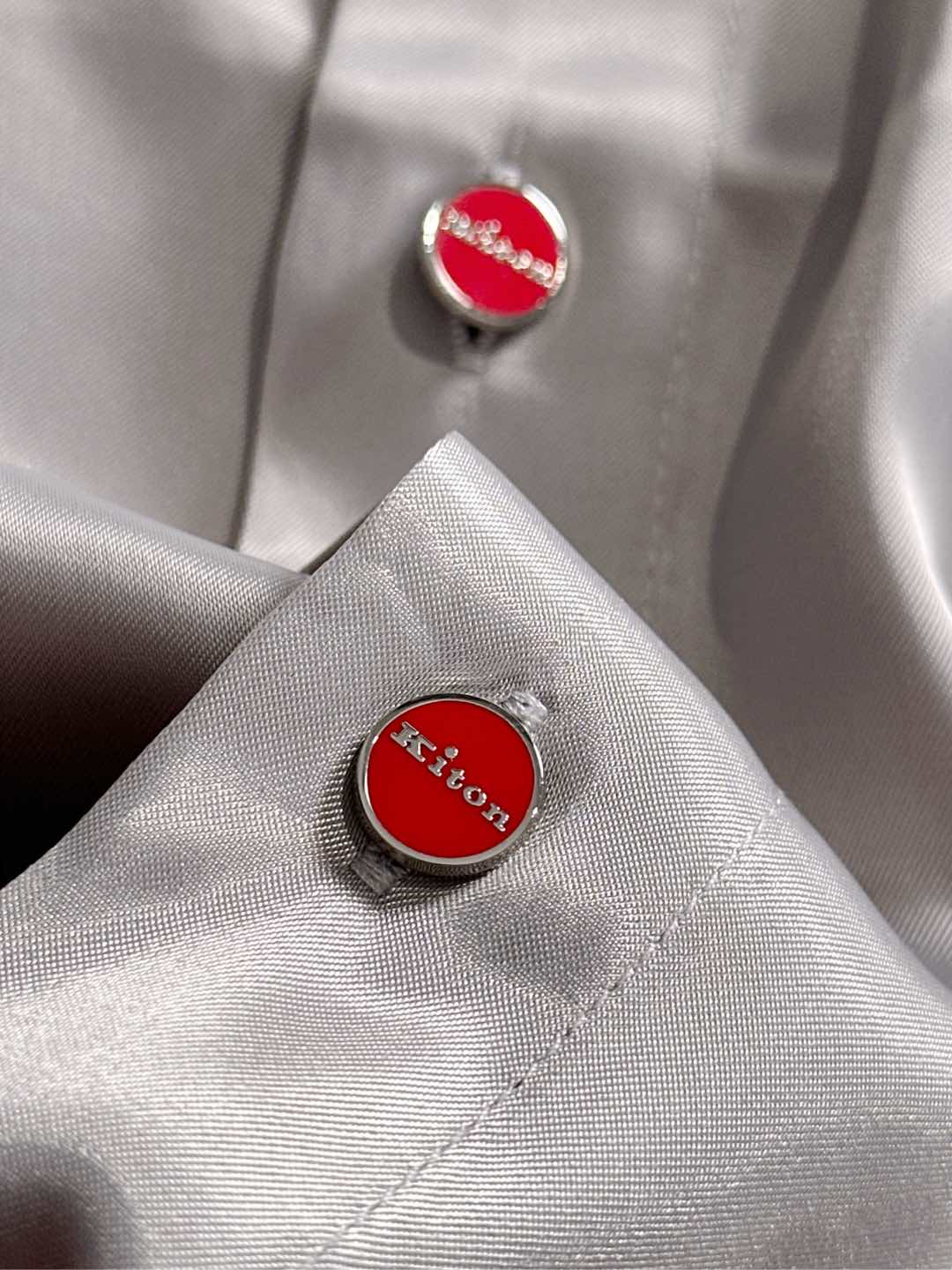 Kiton25年新款.爱上小红扣。解锁绅装新境界：衬衫的自在哲学在着装的万千选择中，有些单品宛如低调的绅