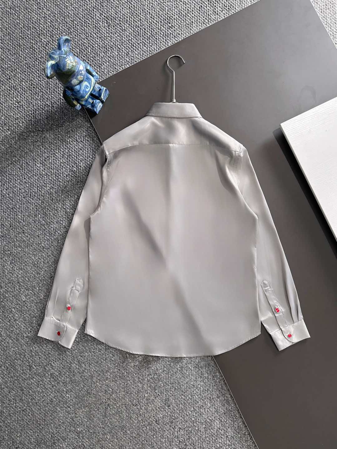 Kiton25年新款.爱上小红扣。解锁绅装新境界：衬衫的自在哲学在着装的万千选择中，有些单品宛如低调的绅