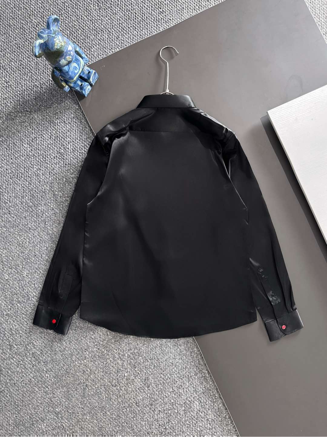 Kiton25年新款.爱上小红扣。解锁绅装新境界：衬衫的自在哲学在着装的万千选择中，有些单品宛如低调的绅