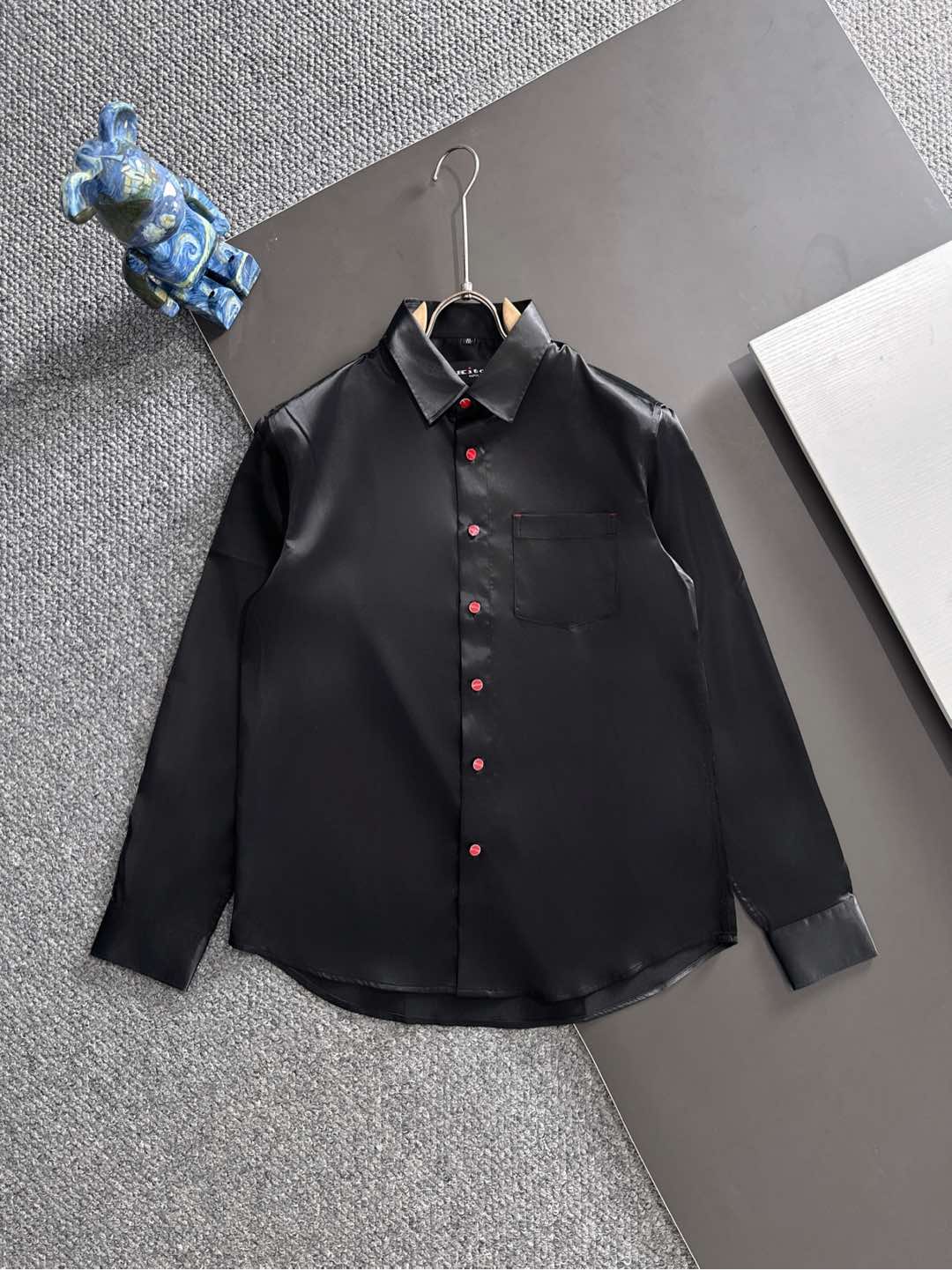 Kiton25年新款.爱上小红扣。解锁绅装新境界：衬衫的自在哲学在着装的万千选择中，有些单品宛如低调的绅