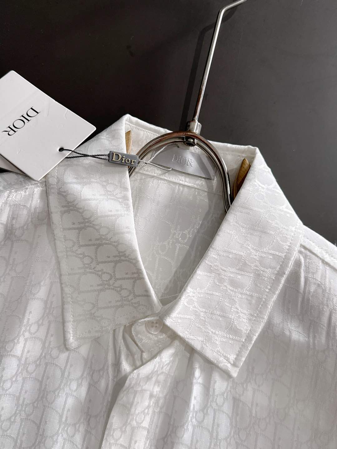 DIOR 2025新款经典提花长袖衬衫，专柜同步在售 定制面料，亲肤舒适，满身经典提花logo图案，三标