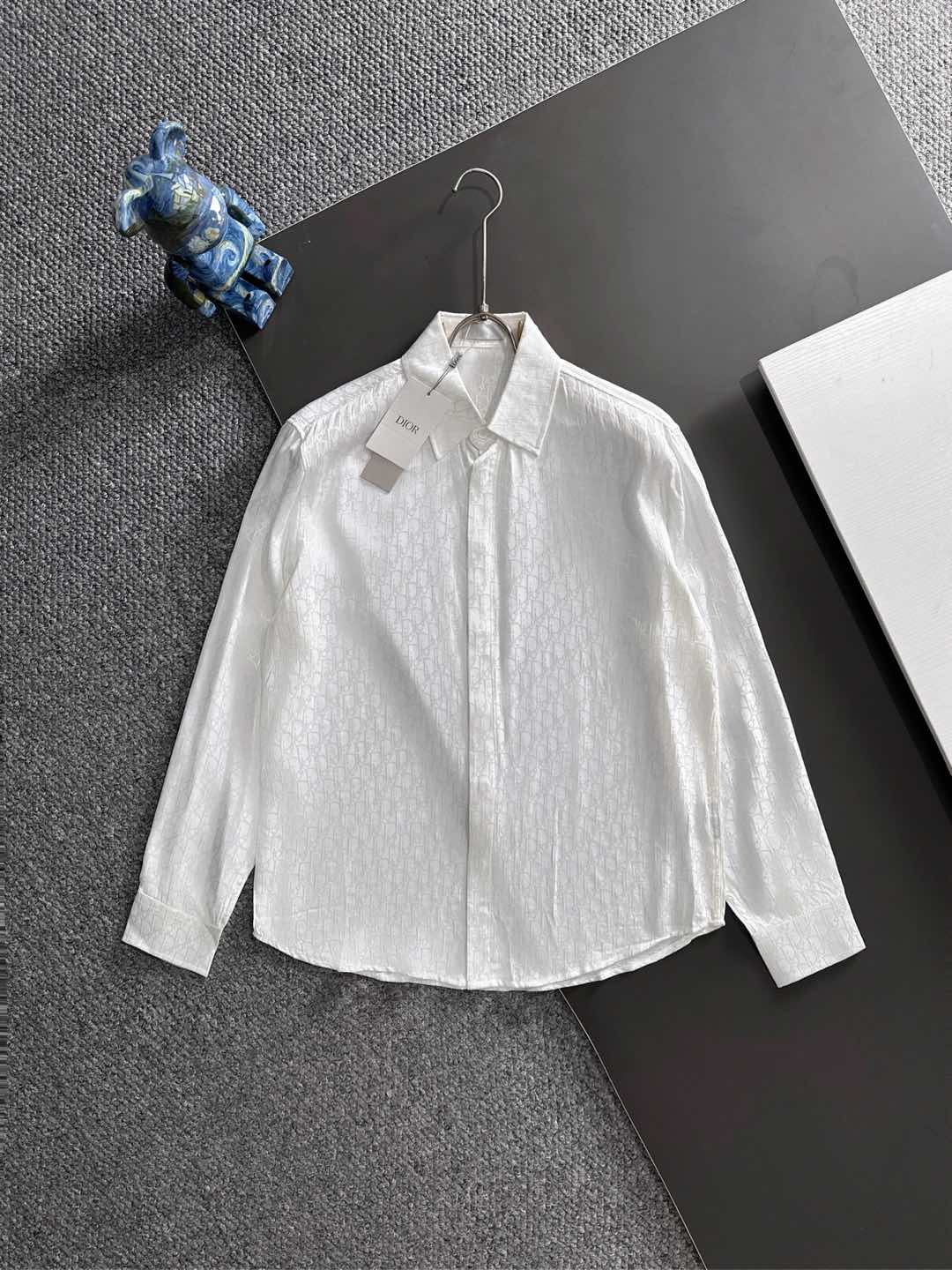 DIOR 2025新款经典提花长袖衬衫，专柜同步在售 定制面料，亲肤舒适，满身经典提花logo图案，三标