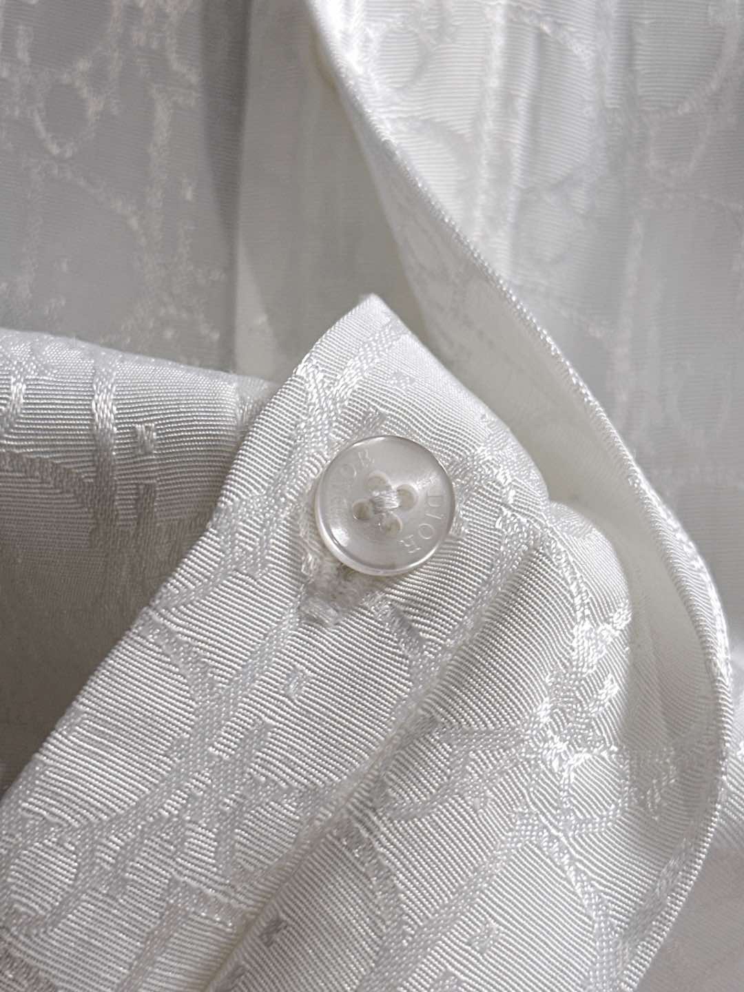 DIOR 2025新款经典提花长袖衬衫，专柜同步在售 定制面料，亲肤舒适，满身经典提花logo图案，三标