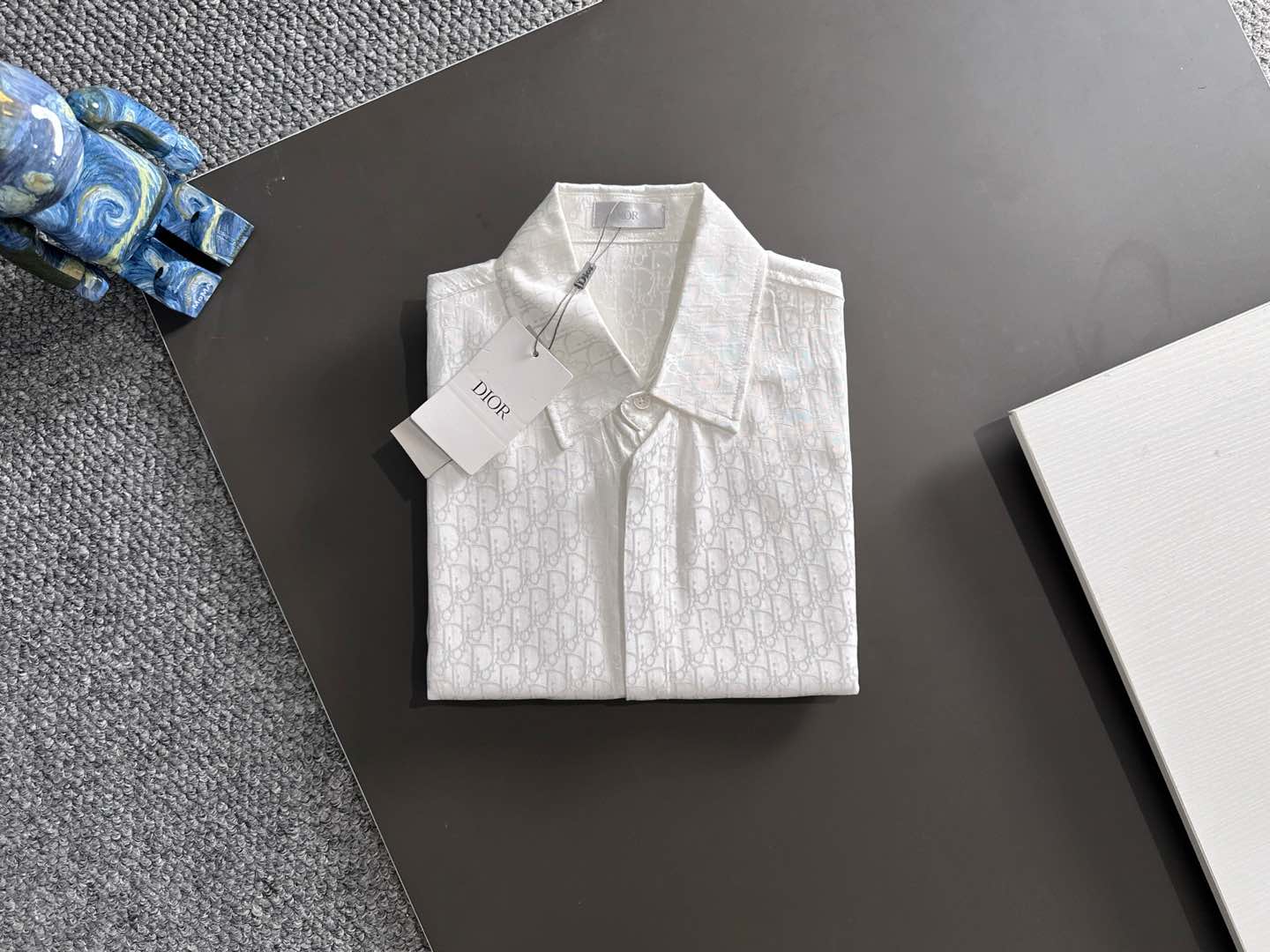 DIOR 2025新款经典提花长袖衬衫，专柜同步在售 定制面料，亲肤舒适，满身经典提花logo图案，三标