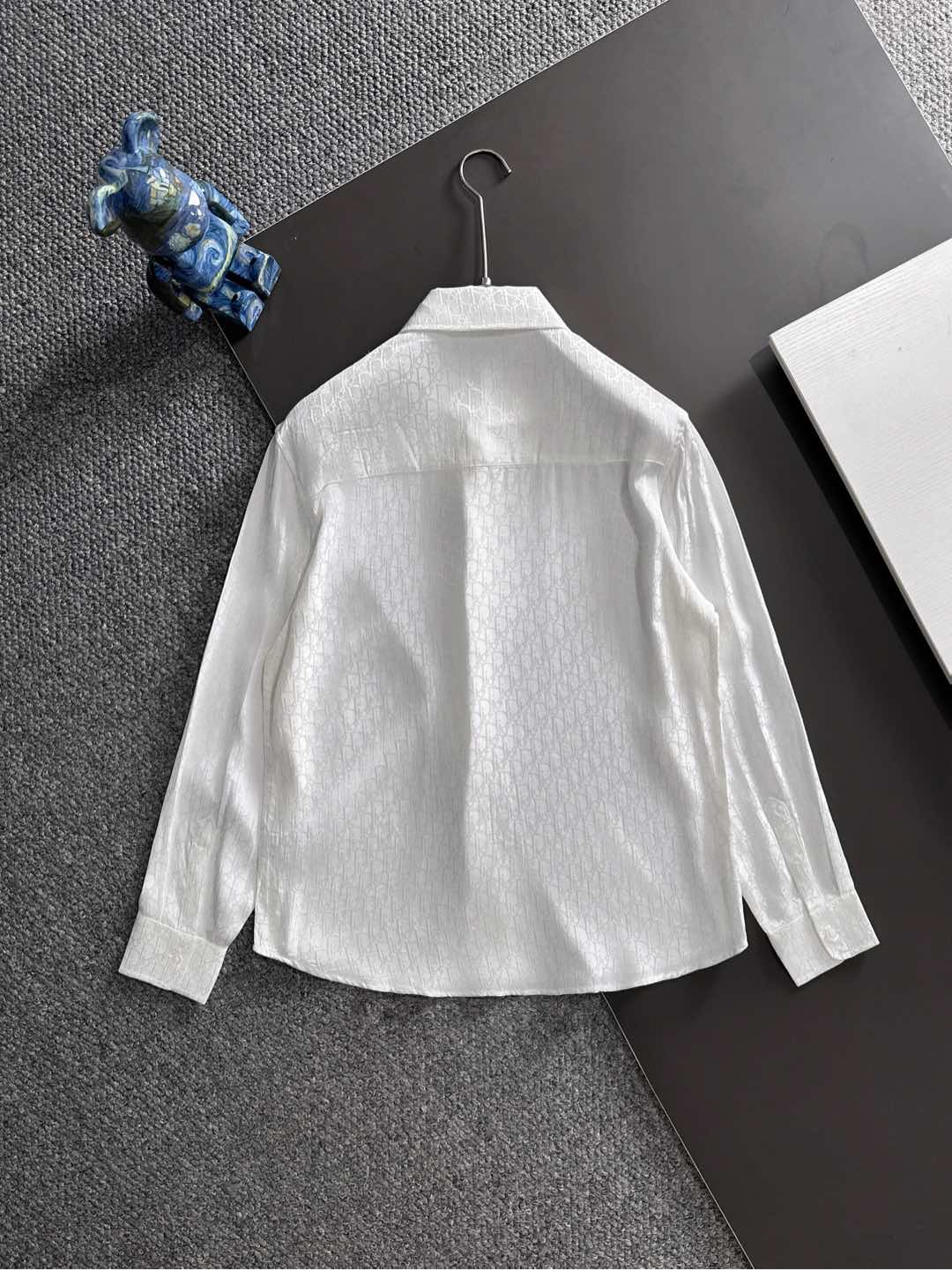 DIOR 2025新款经典提花长袖衬衫，专柜同步在售 定制面料，亲肤舒适，满身经典提花logo图案，三标