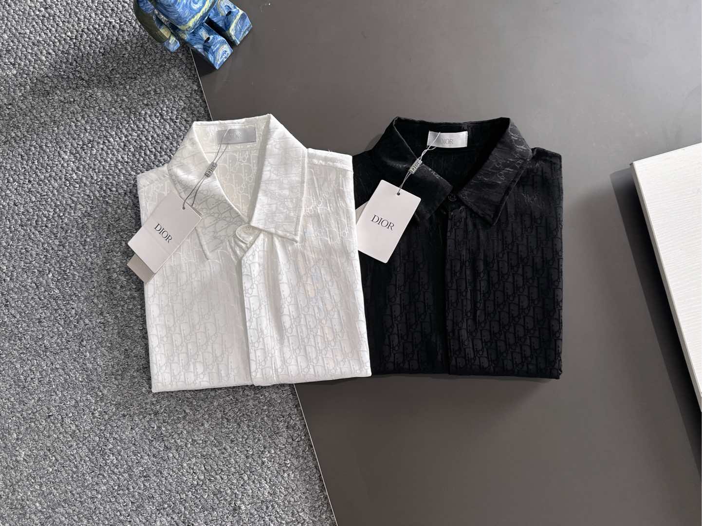 DIOR 2025新款经典提花长袖衬衫，专柜同步在售 定制面料，亲肤舒适，满身经典提花logo图案，三标