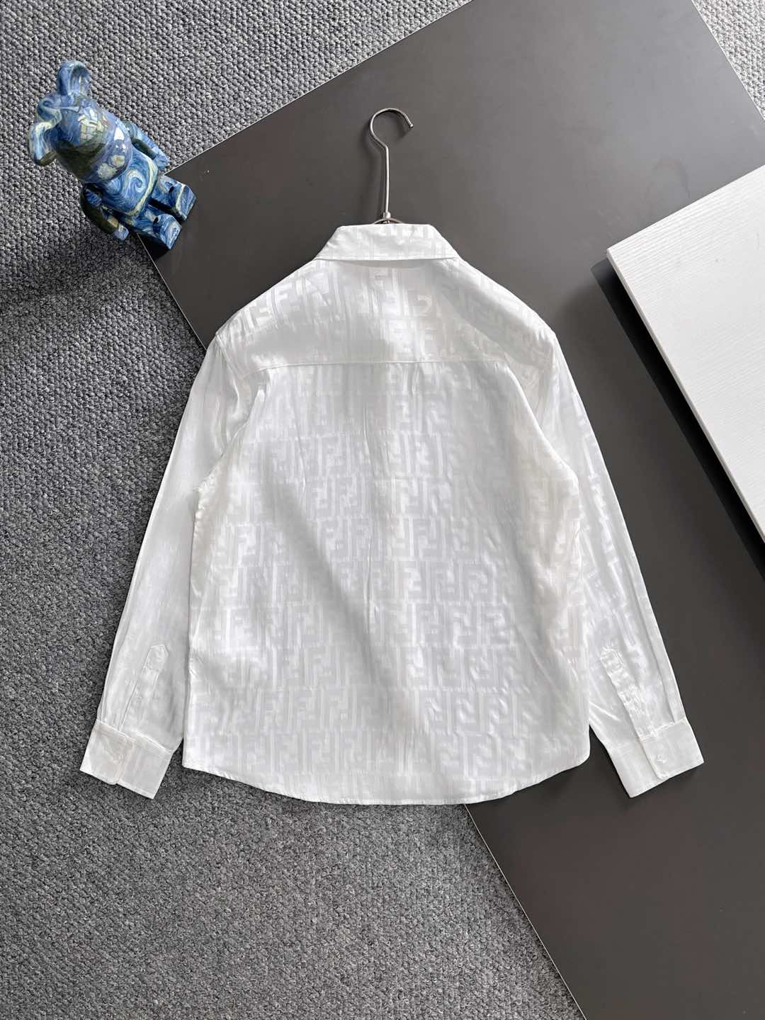 2025 FE🔥爆款来袭 经典满印双F字母提花衬衫 2精美提花Logo 高端版本，专柜定制面料 透气舒适